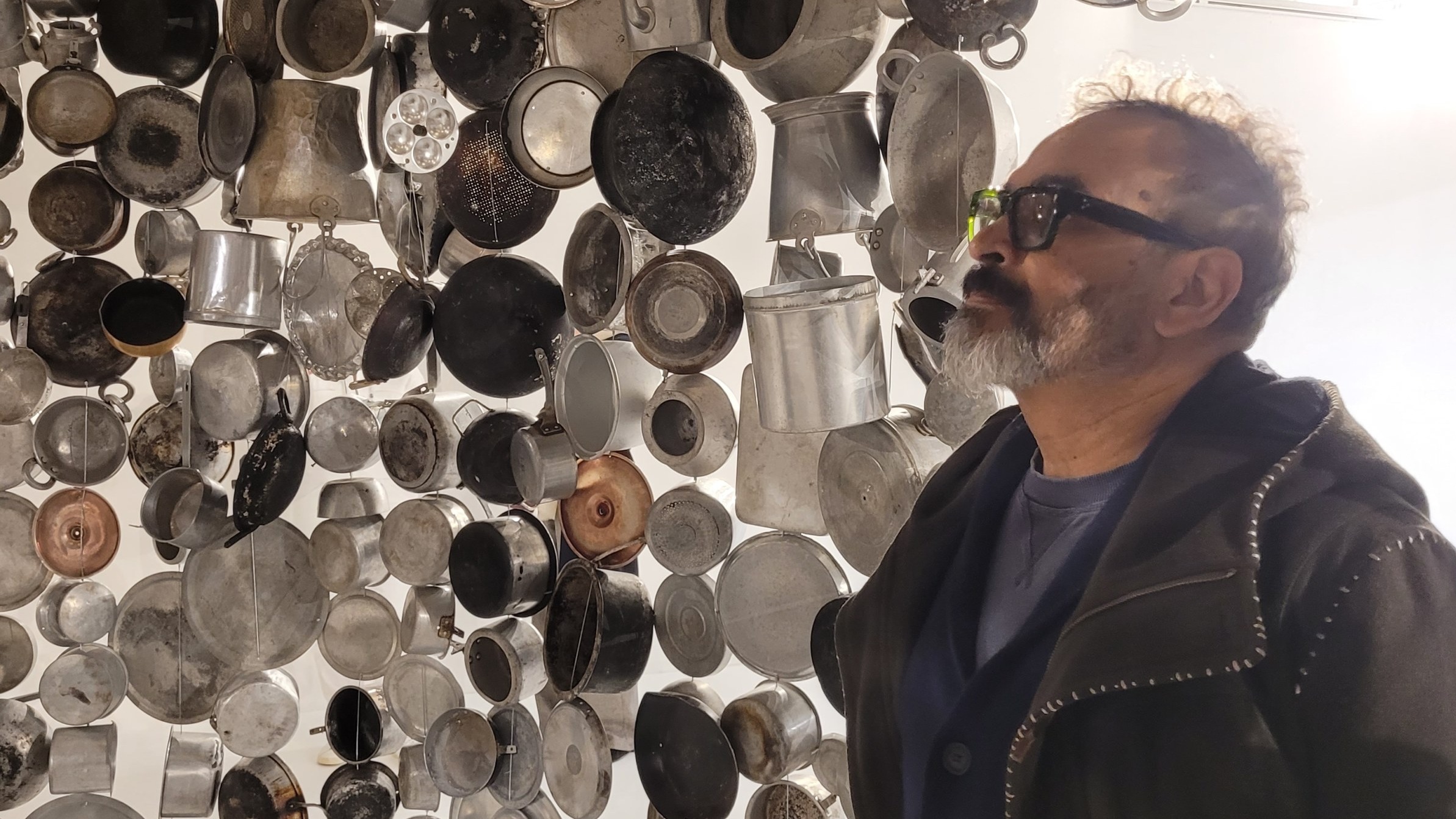 Au Bon Marché, l'artiste Subodh Gupta déverse une cascade de mioirs