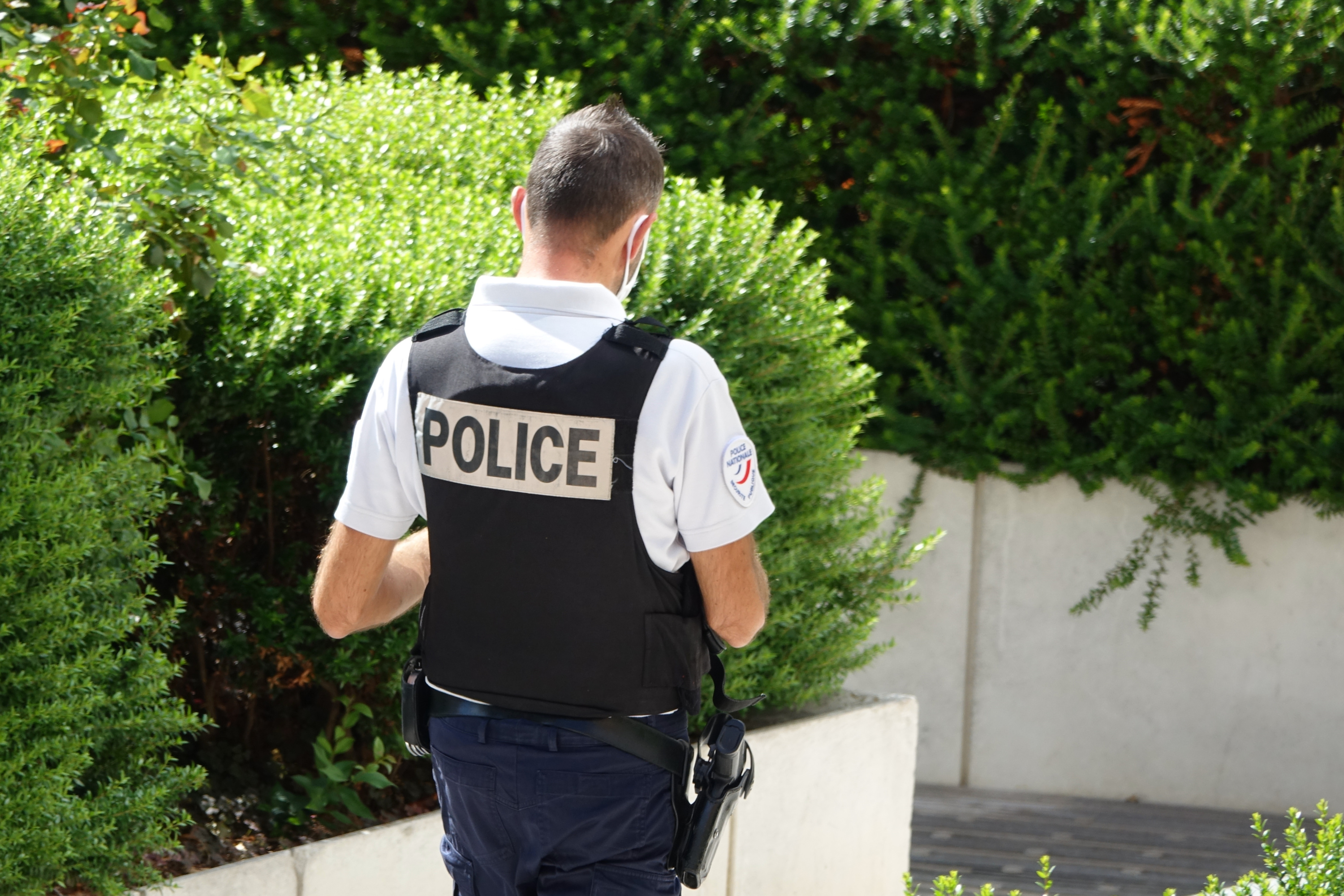 Saint-Nazaire : il tire au pistolet d'alarme sur des jeunes qui avaient laissé des détritus devant chez lui