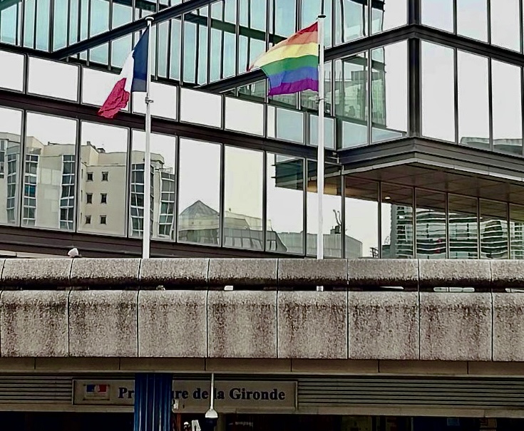 Mois des fiertés : L'Arc de Triomphe enrobé d'un drapeau LGBT+