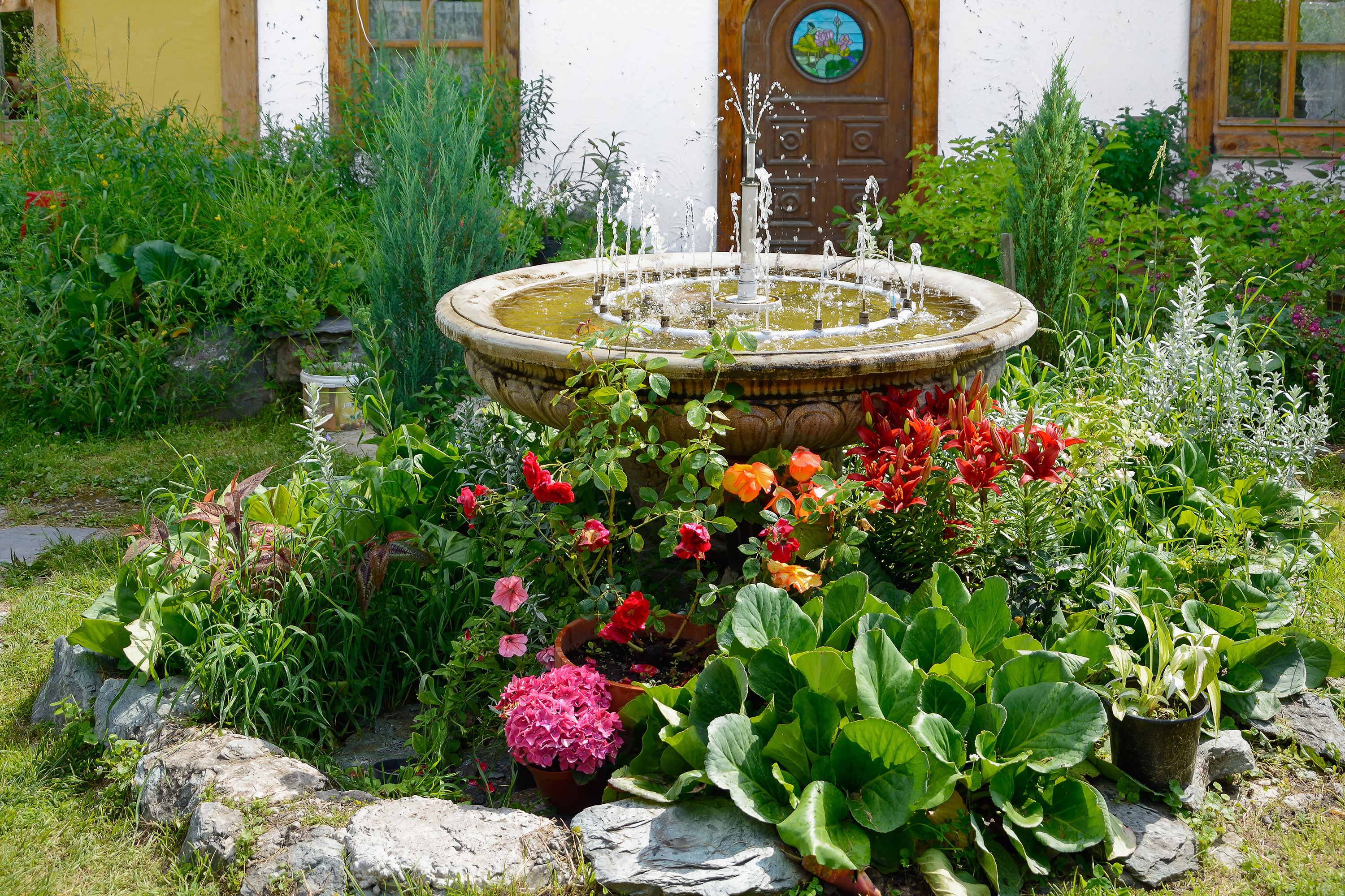 Fontaine solaire pour bassin et jardin : Notre sélection 2023