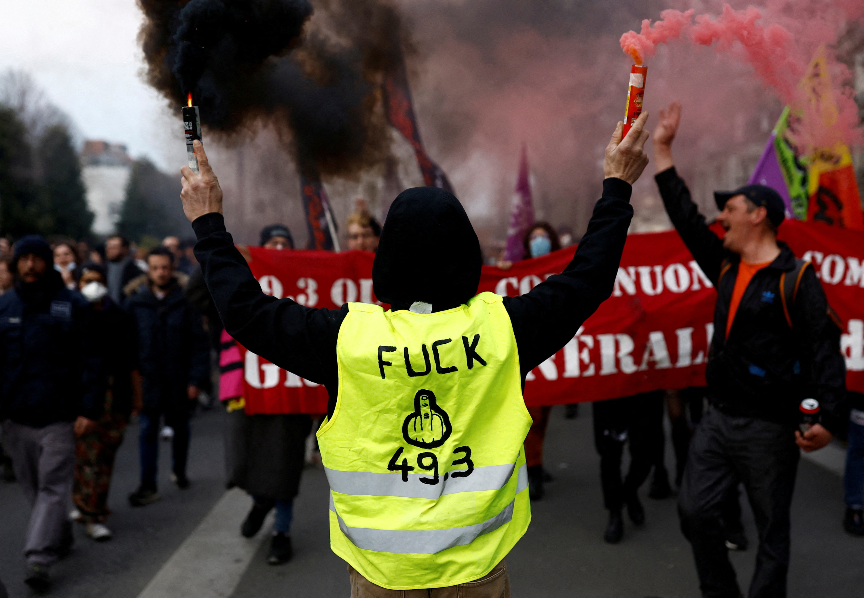Dijon : des mannequins à l'effigie des membres du gouvernement brûlés sur la place publique