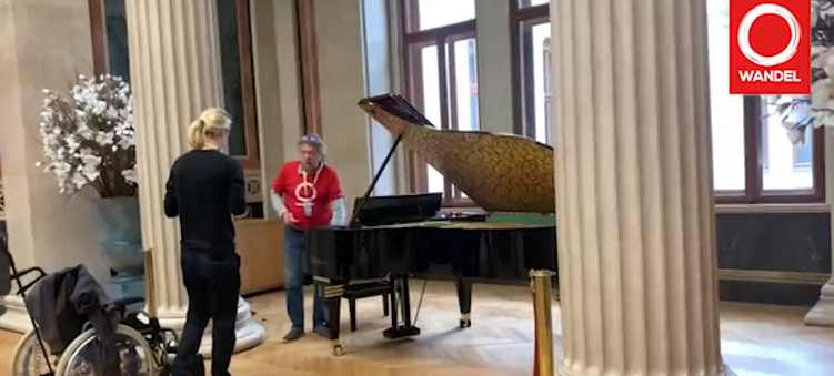 Pour alerter sur la pauvreté en Autriche, un militant se colle la main au piano du parlement
