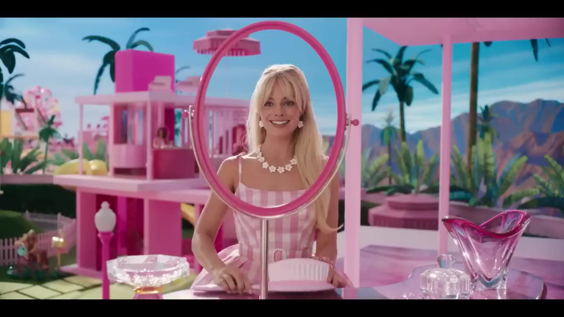 La vie en plastique est fantastique dans la nouvelle bande-annonce de Barbie,  avec Margot Robbie