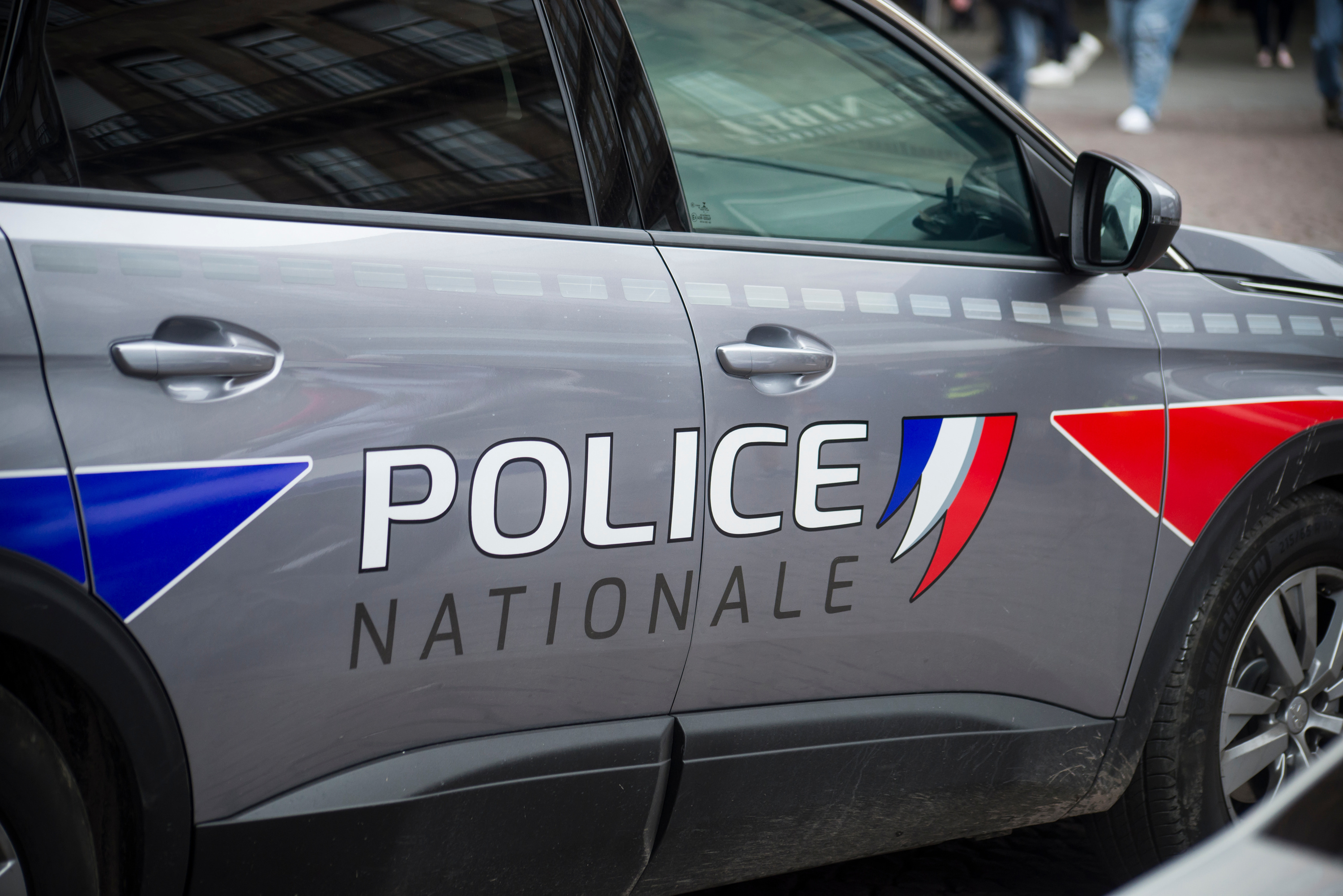 Narbonne : équipés d'un gyrophare de police, ils arrêtent un véhicule et  aspergent les passagers avec un extincteur 