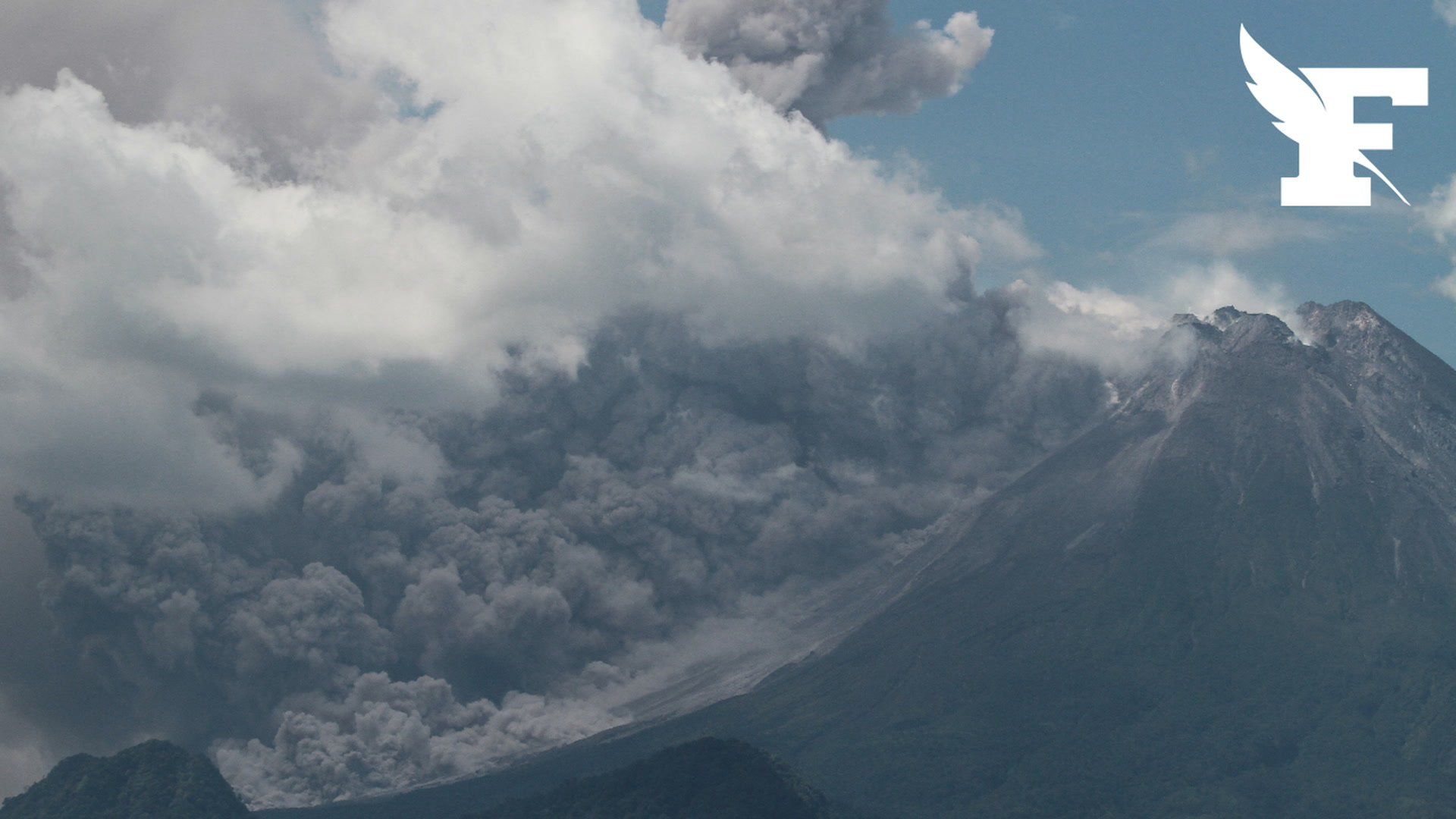Russie : L'impressionnant nuage de cendres provoqué par l'éruption d'un  volcan