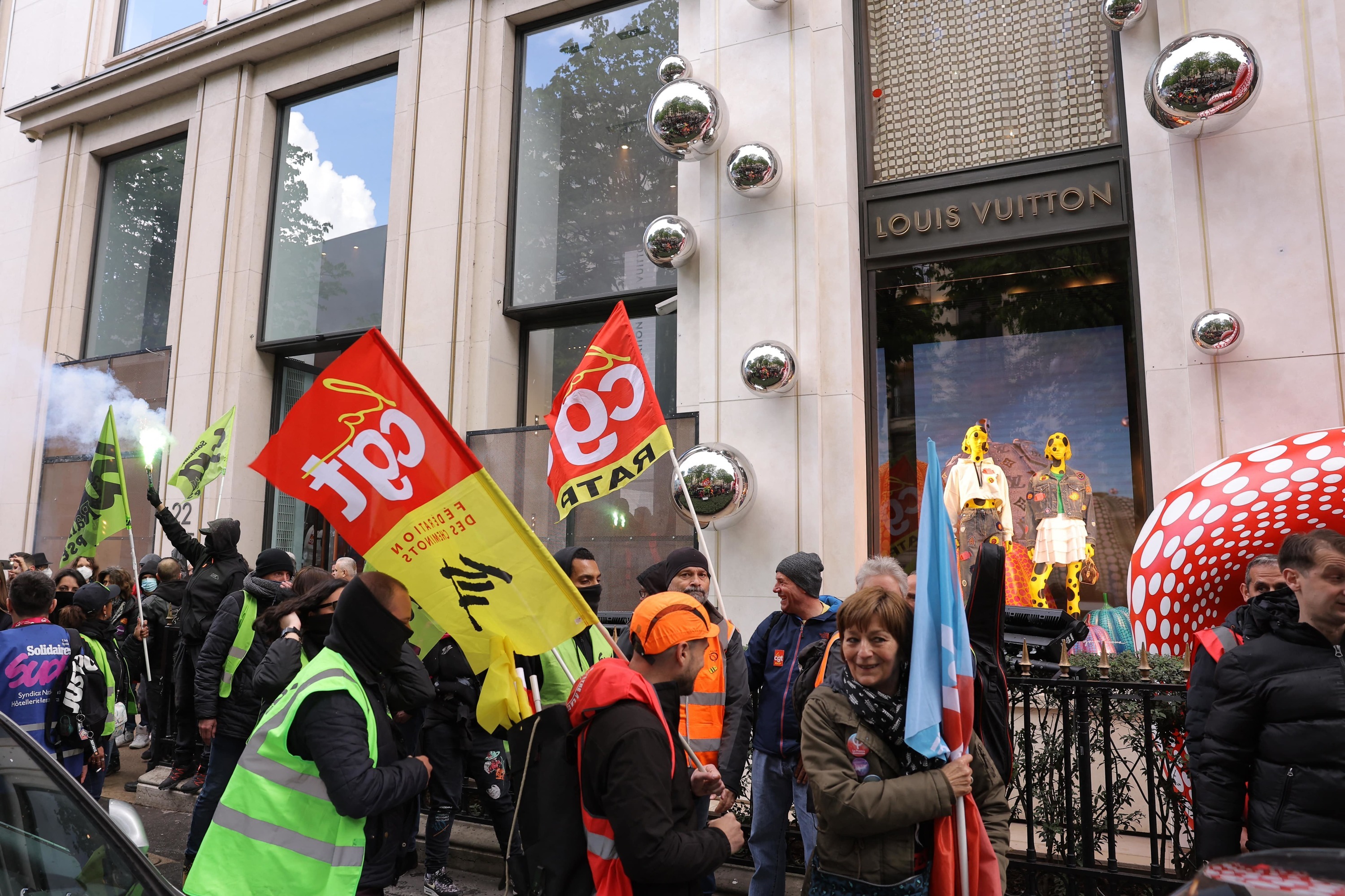 Retraites: des grévistes envahissent quelques minutes le siège de LVMH à  Paris - Challenges
