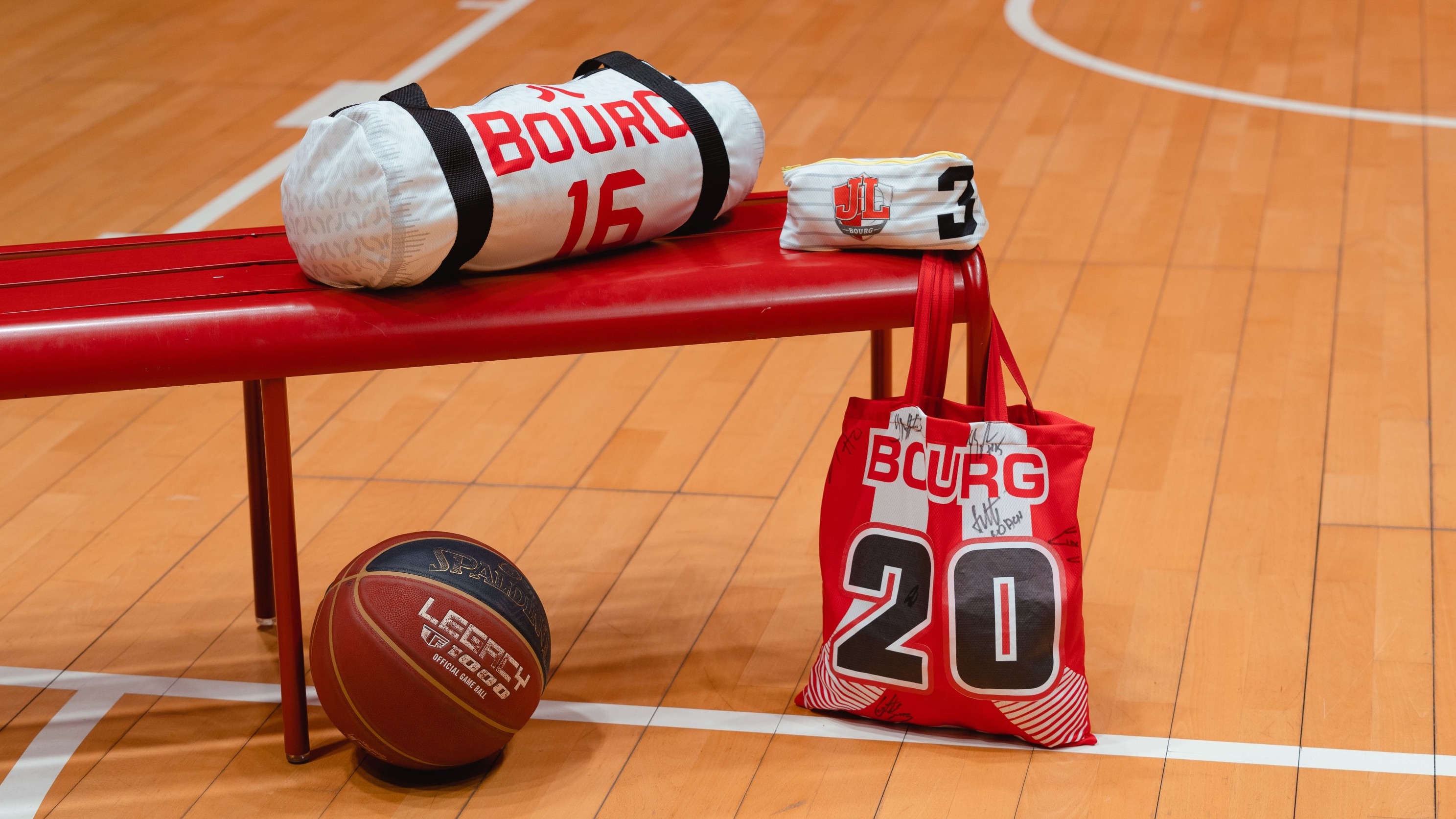 Le club de basket de Bourg-en-Bresse recycle ses maillots pour leur offrir une seconde vie