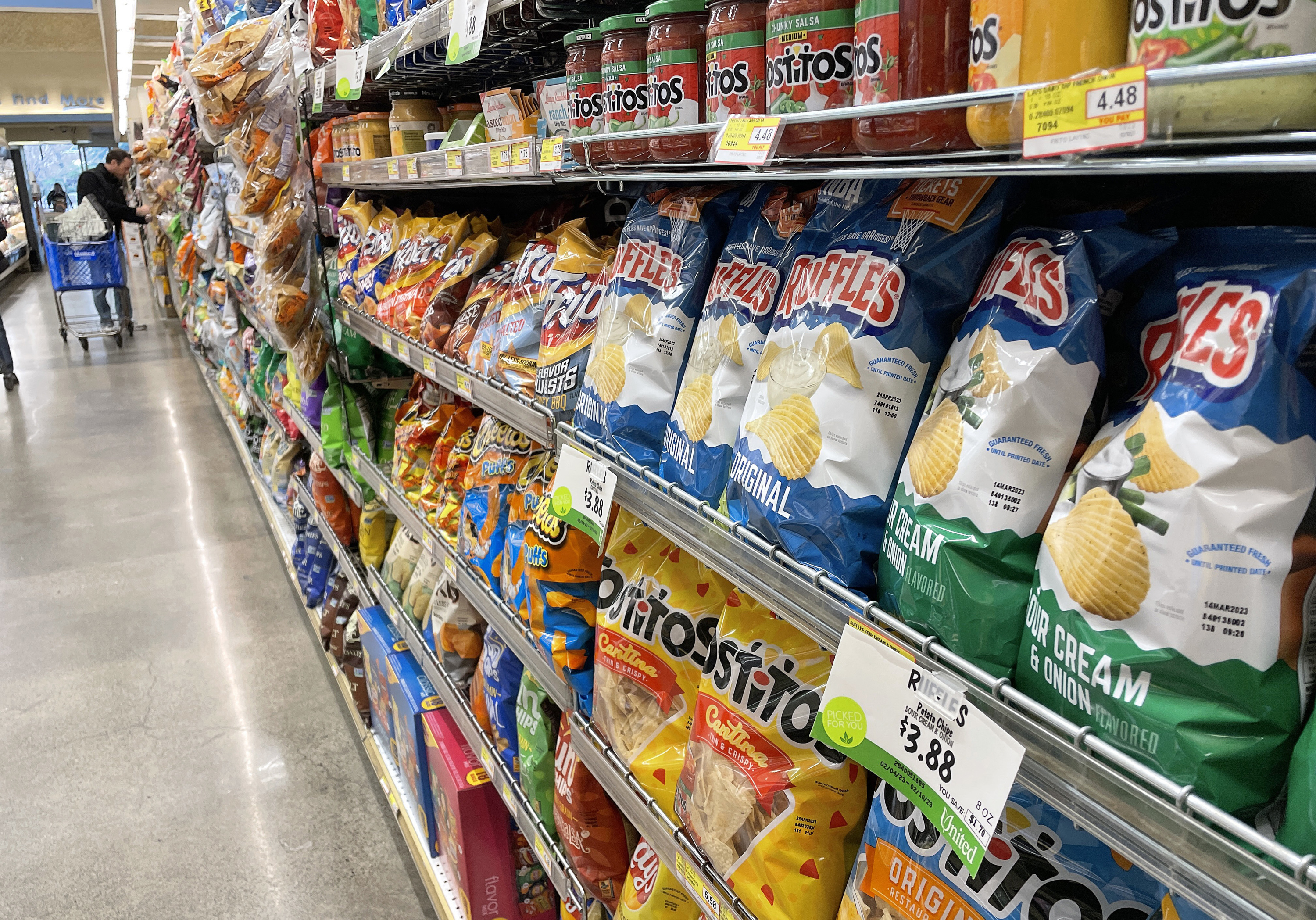 Un supermarché retire de ses rayons les chips «les plus piquantes du monde»  à cause d'un challenge TikTok