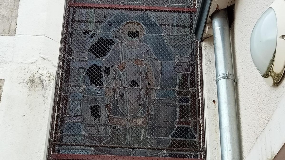 Le vitrail d'une église de Loire-Atlantique dégradé par des éclats de billes
