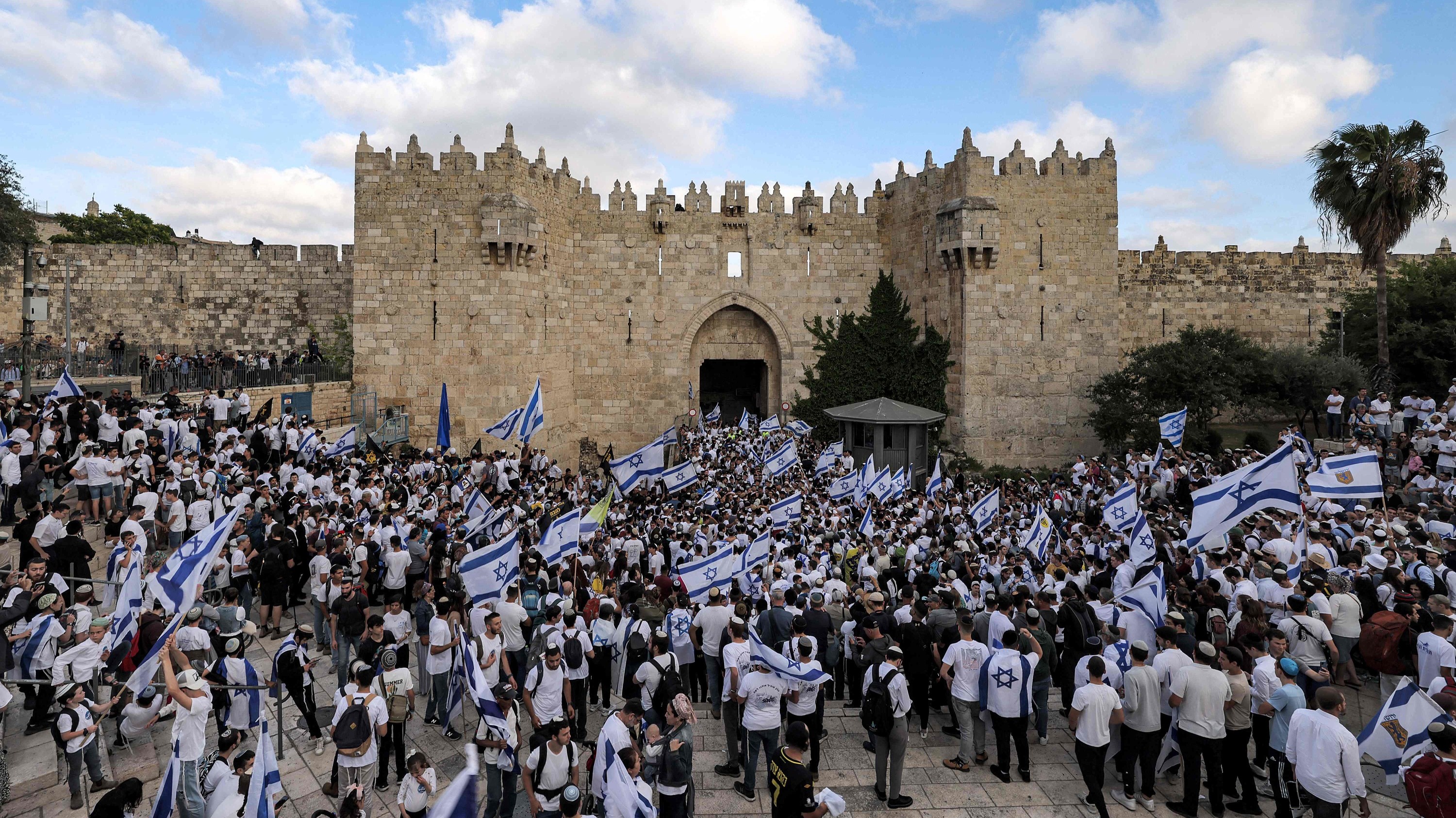 À Jérusalem, une marée blanche israélienne pour une marche des drapeaux tendue