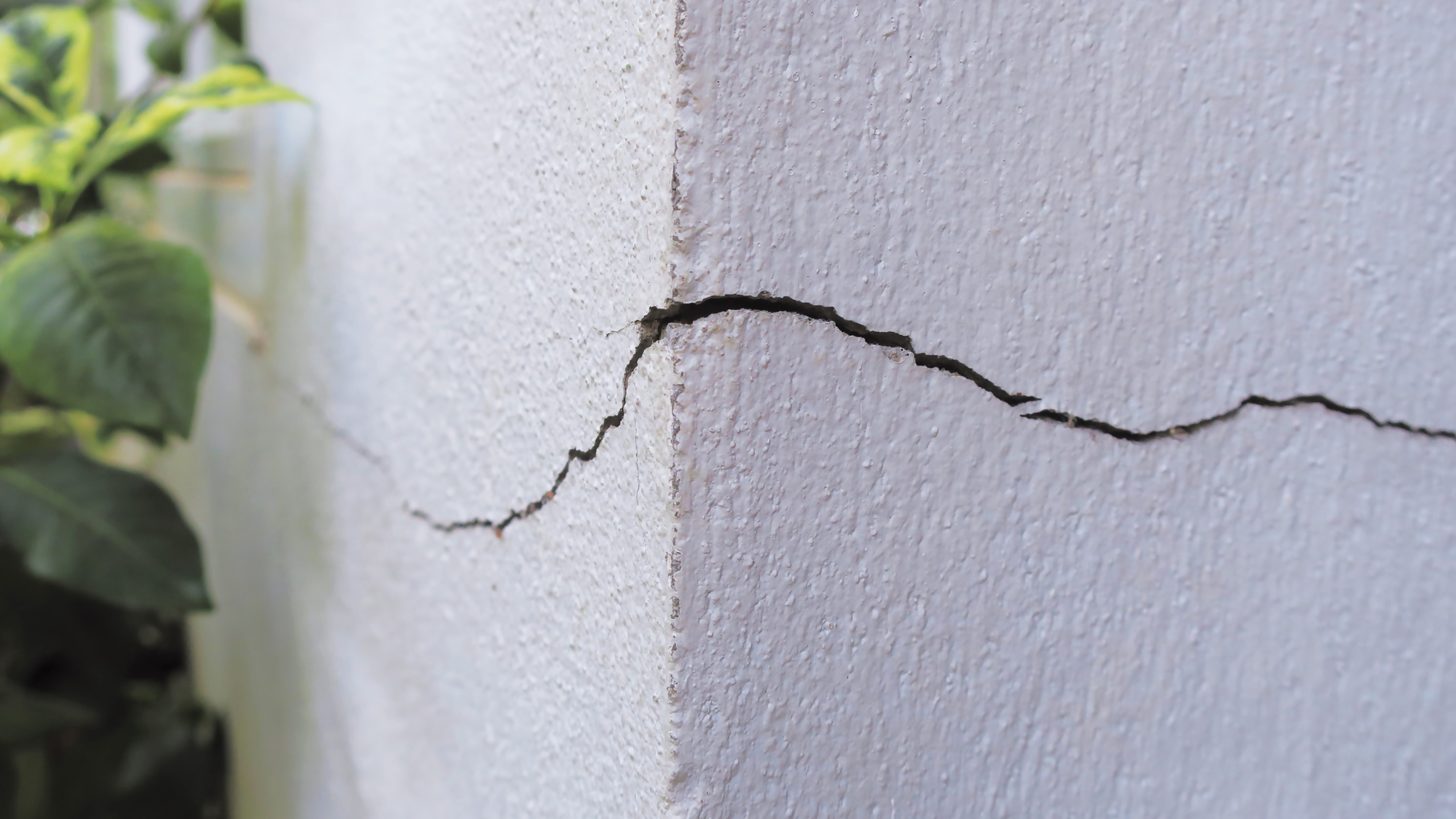 Mur abîmé: réparer de grosses fissures sur un mur intérieur