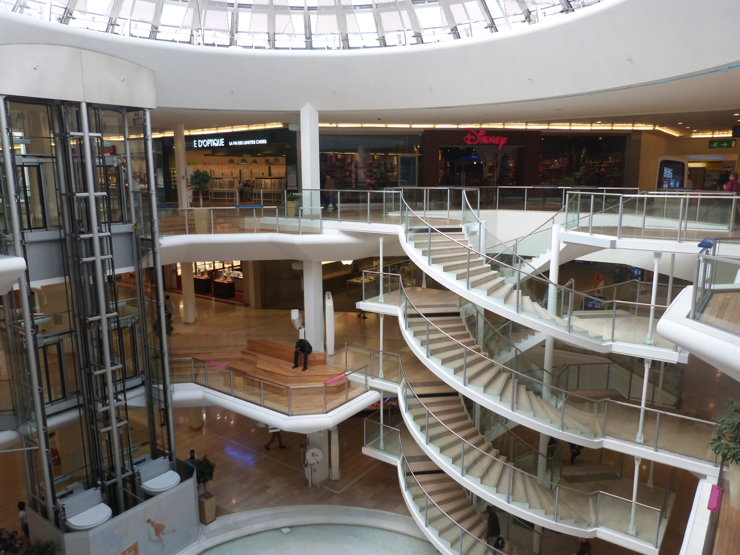 À Lyon, un homme tente de se suicider du deuxième étage du centre commercial de la Part Dieu