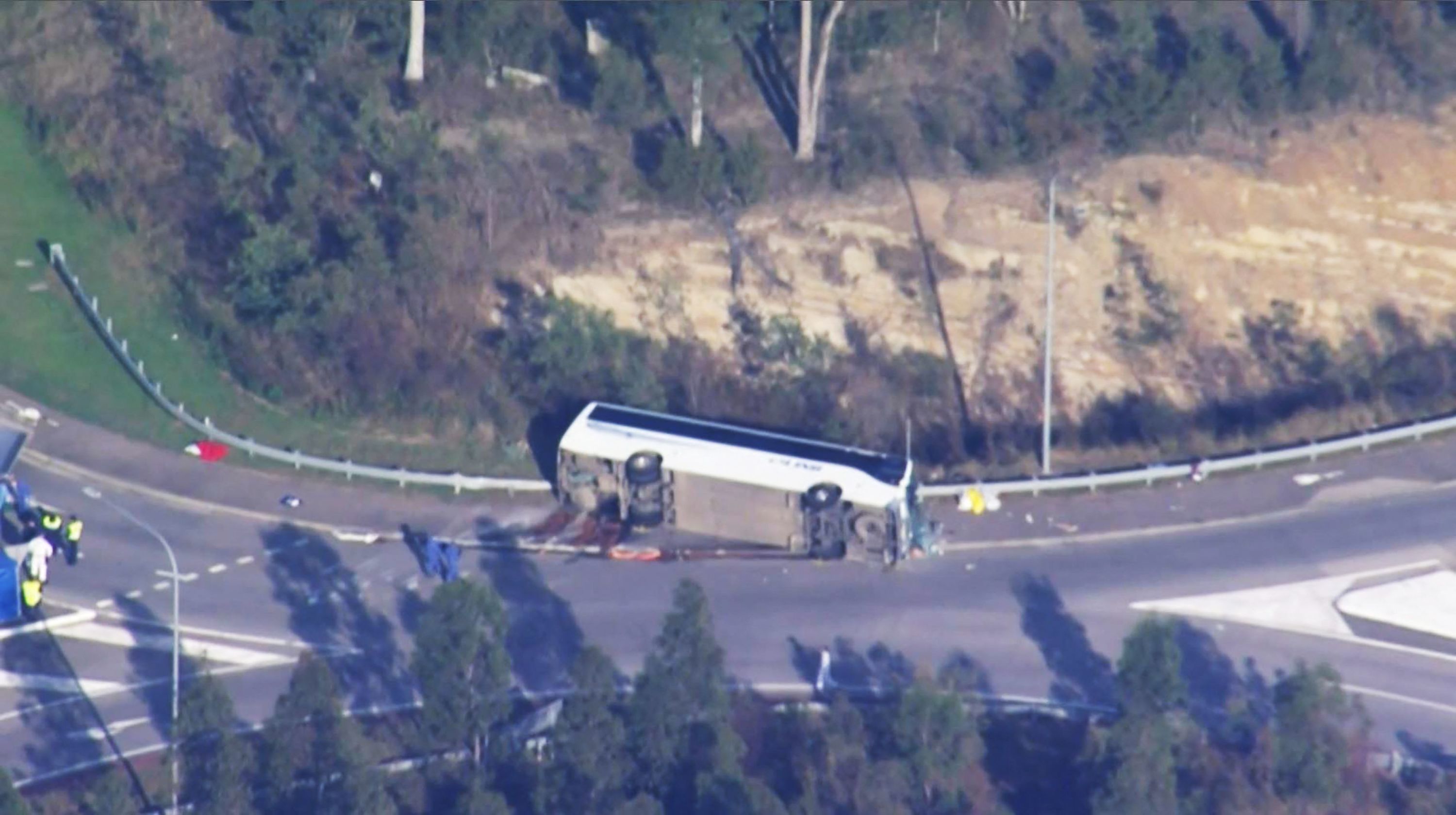 Australie : de retour d'un mariage, un autocar se renverse sur la route et fait dix morts