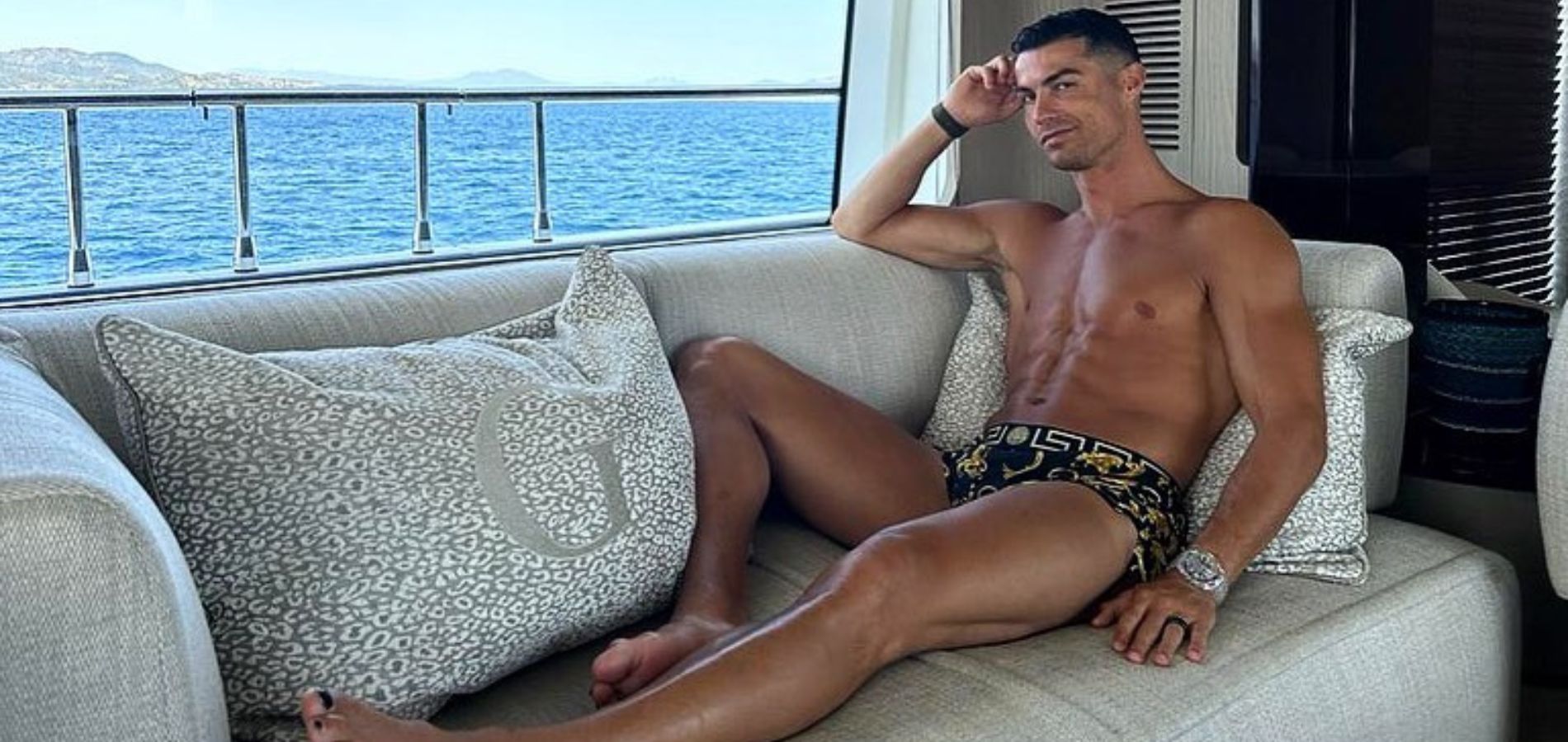 Cette photo de Cristiano Ronaldo torse nu, abdos saillants et ongles vernis  à bord de son yacht