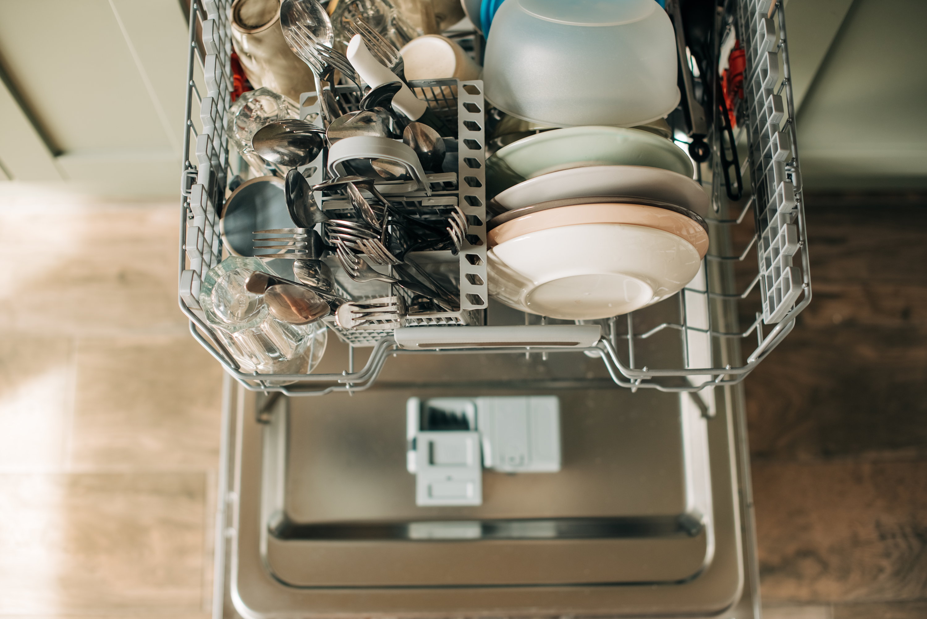 Nettoyer un lave-vaisselle encrassé : produits naturels et conseils