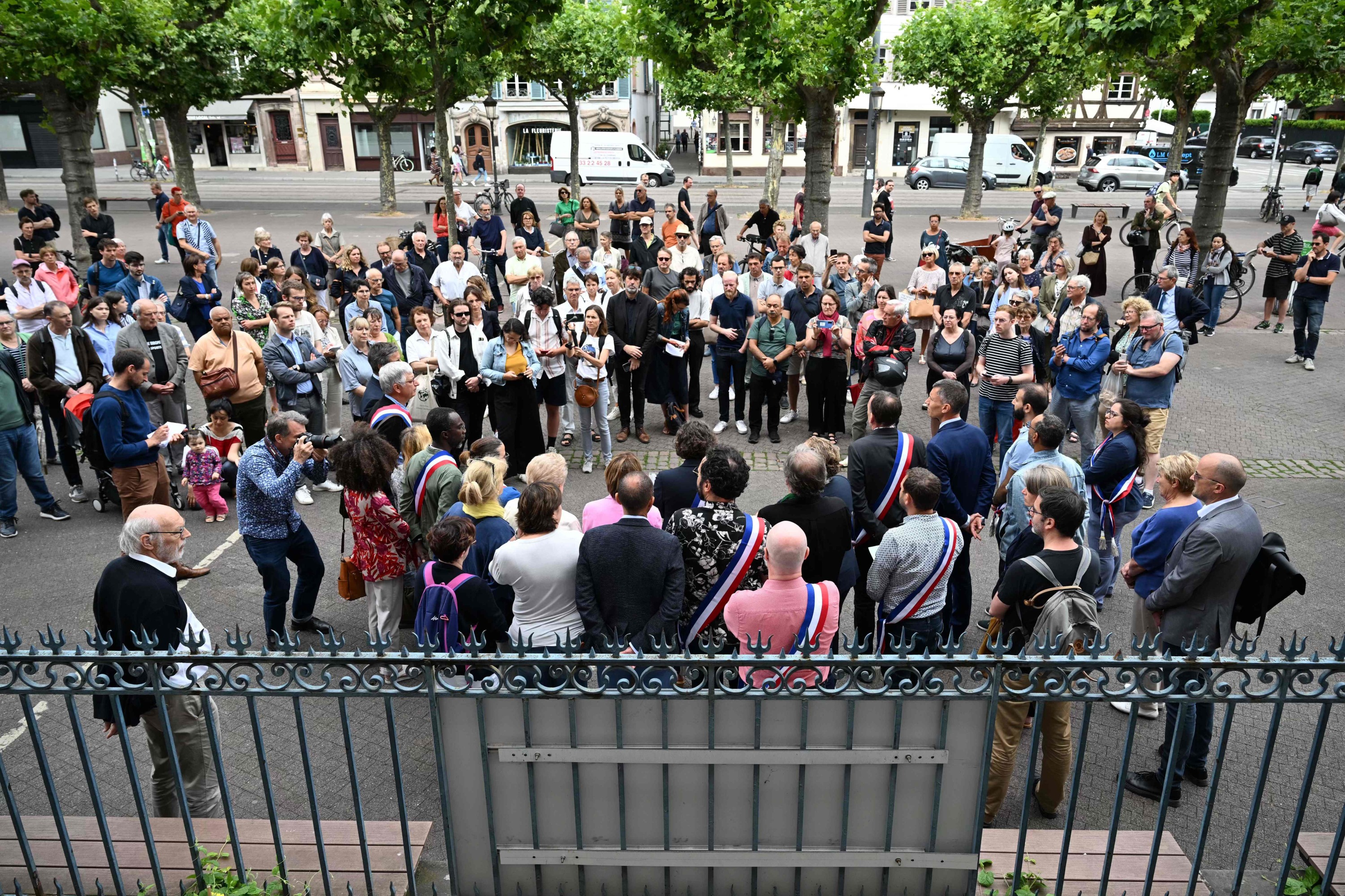 Agression du maire de L'Haÿ-les-Roses : vague de soutien devant les mairies françaises