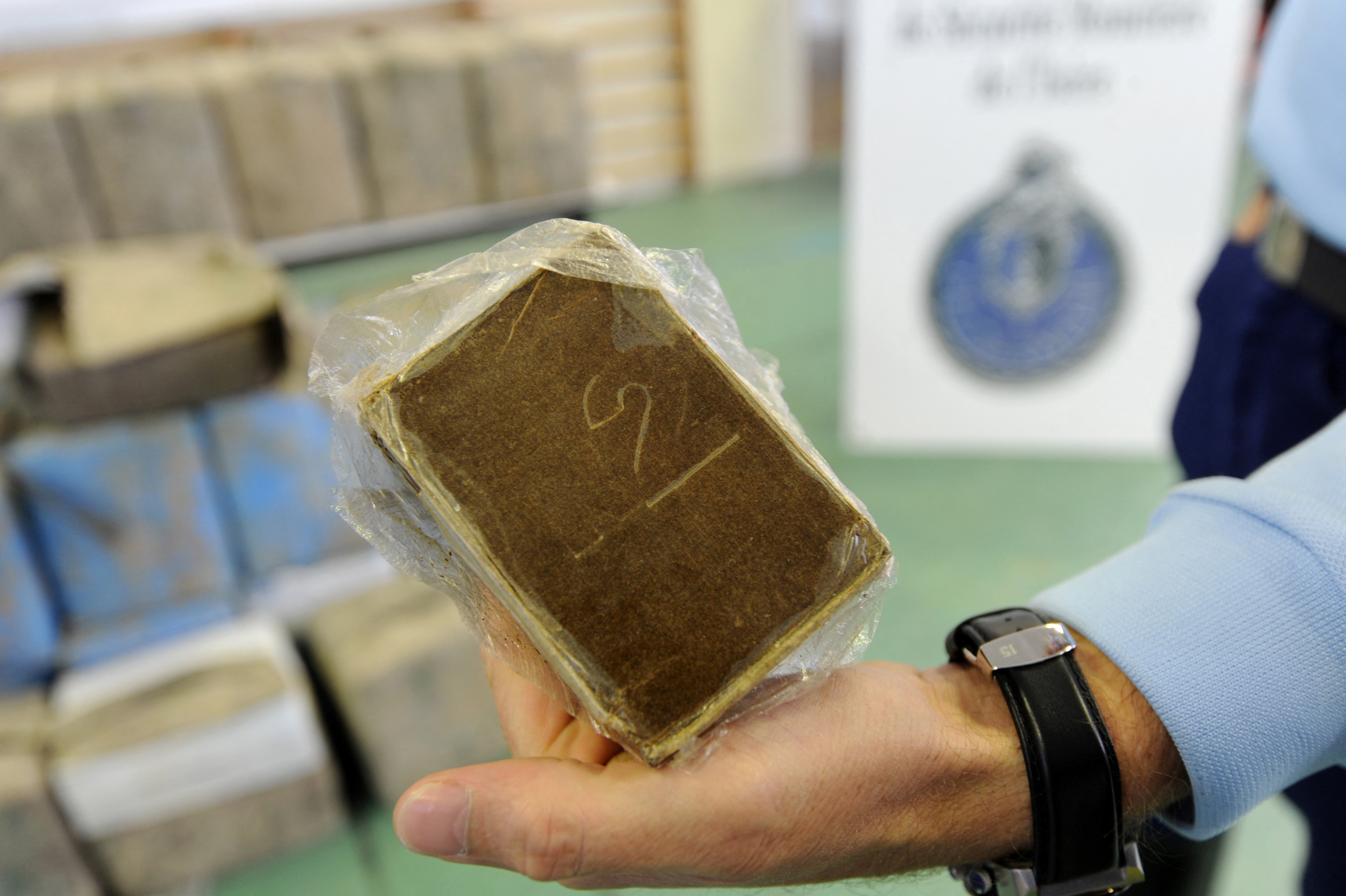 Près de Lyon : alertés par l'odeur, les employés d'un entrepôt DHL découvrent 800 kilos de cannabis