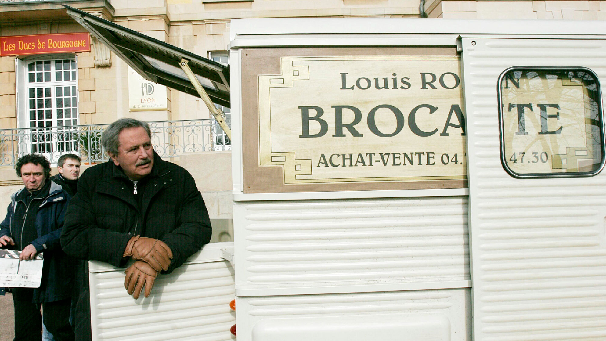 Je l’ai laissé en l’état, comme dans la série : nous avons retrouvé le Citroën type H de Victor Lanoux dans Louis la Brocante