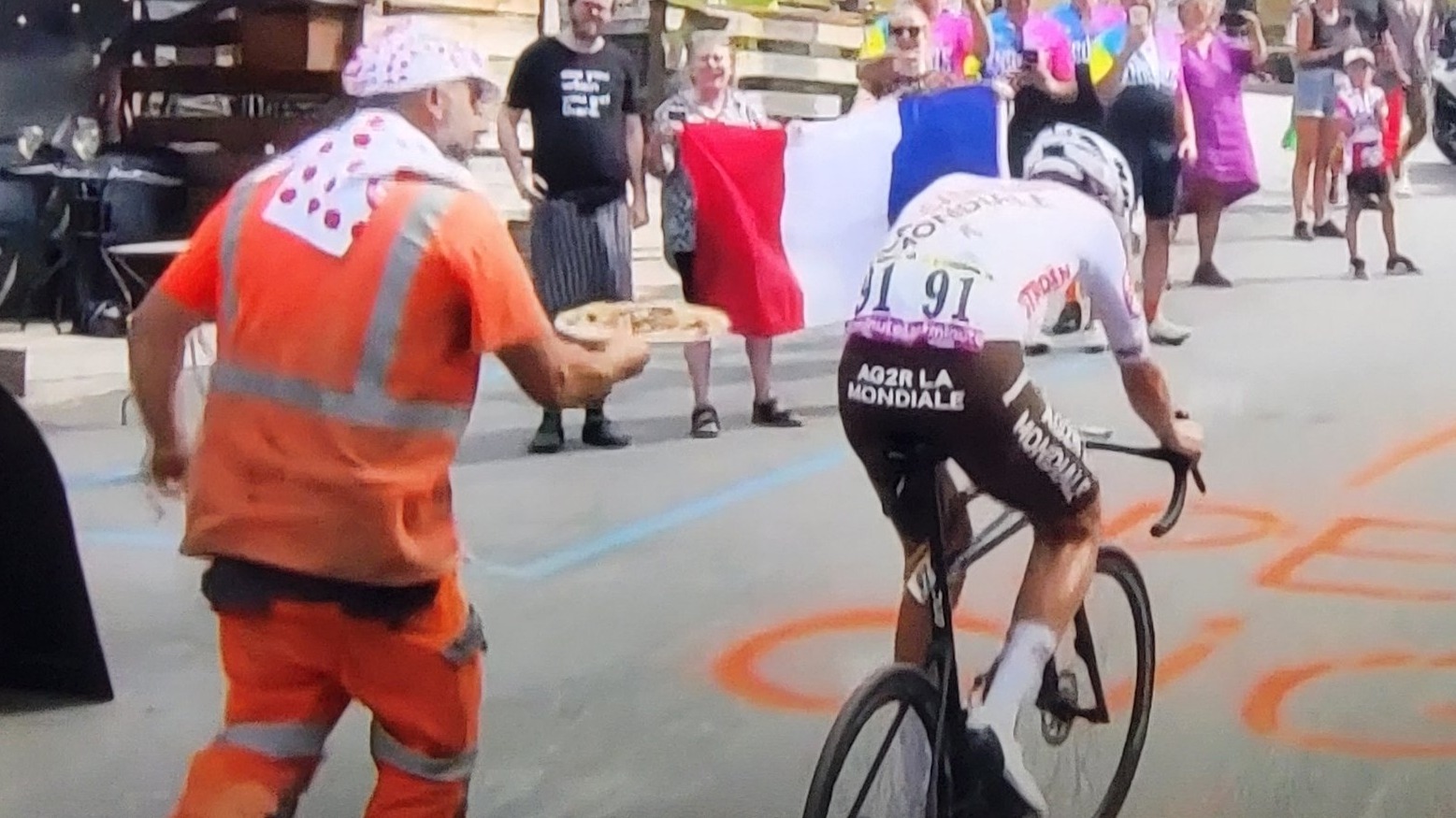 Tour de France : un spectateur propose une pizza à Ben O'Connor à la dérive dans la montée vers le col de la Loze (vidéo)