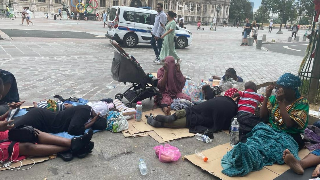 Paris: des migrants établissent un campement devant l'Hôtel de Ville