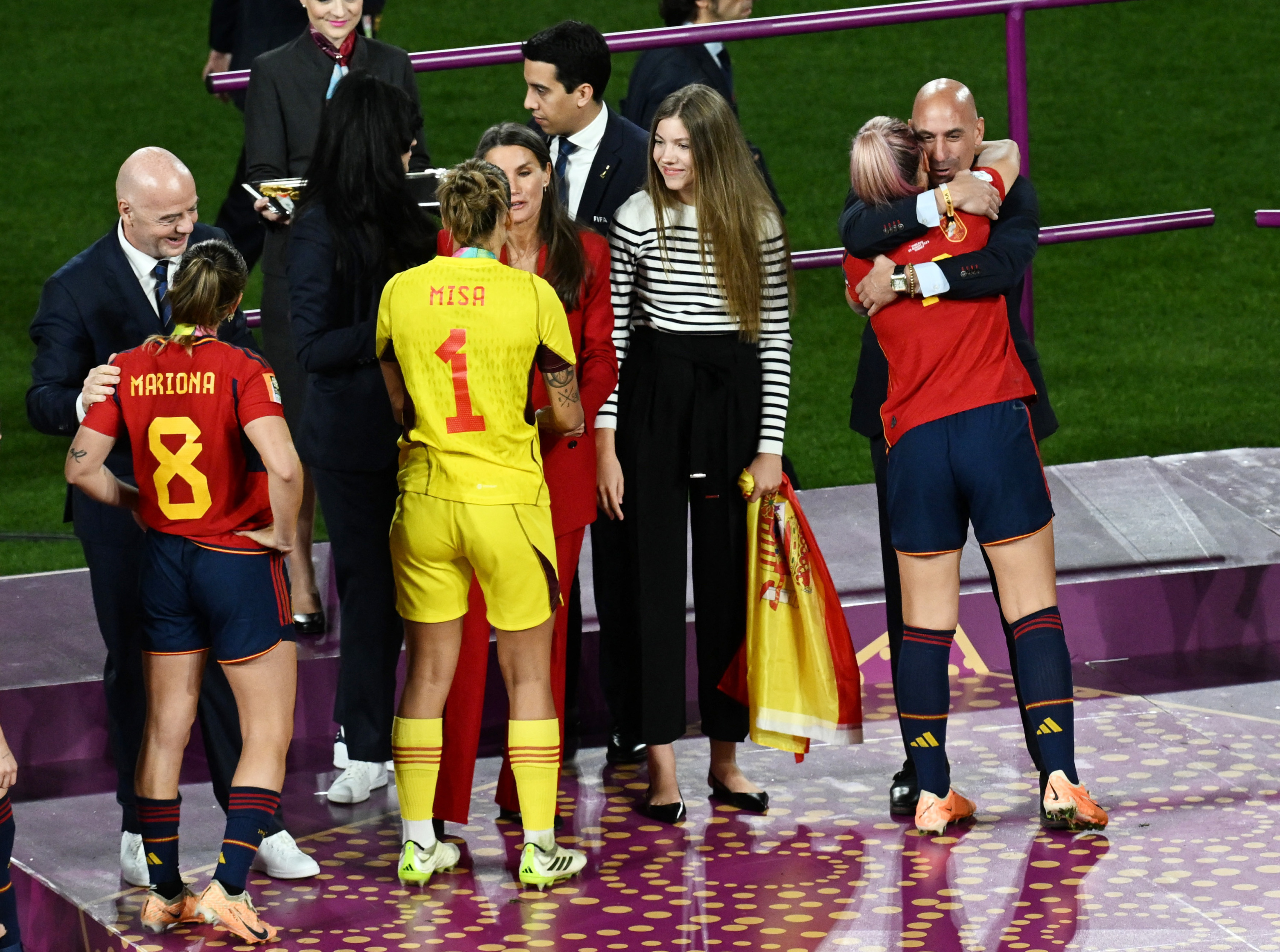 Coupe du monde : Jennifer Hermoso réagit au baiser sur la bouche du  président de sa fédération