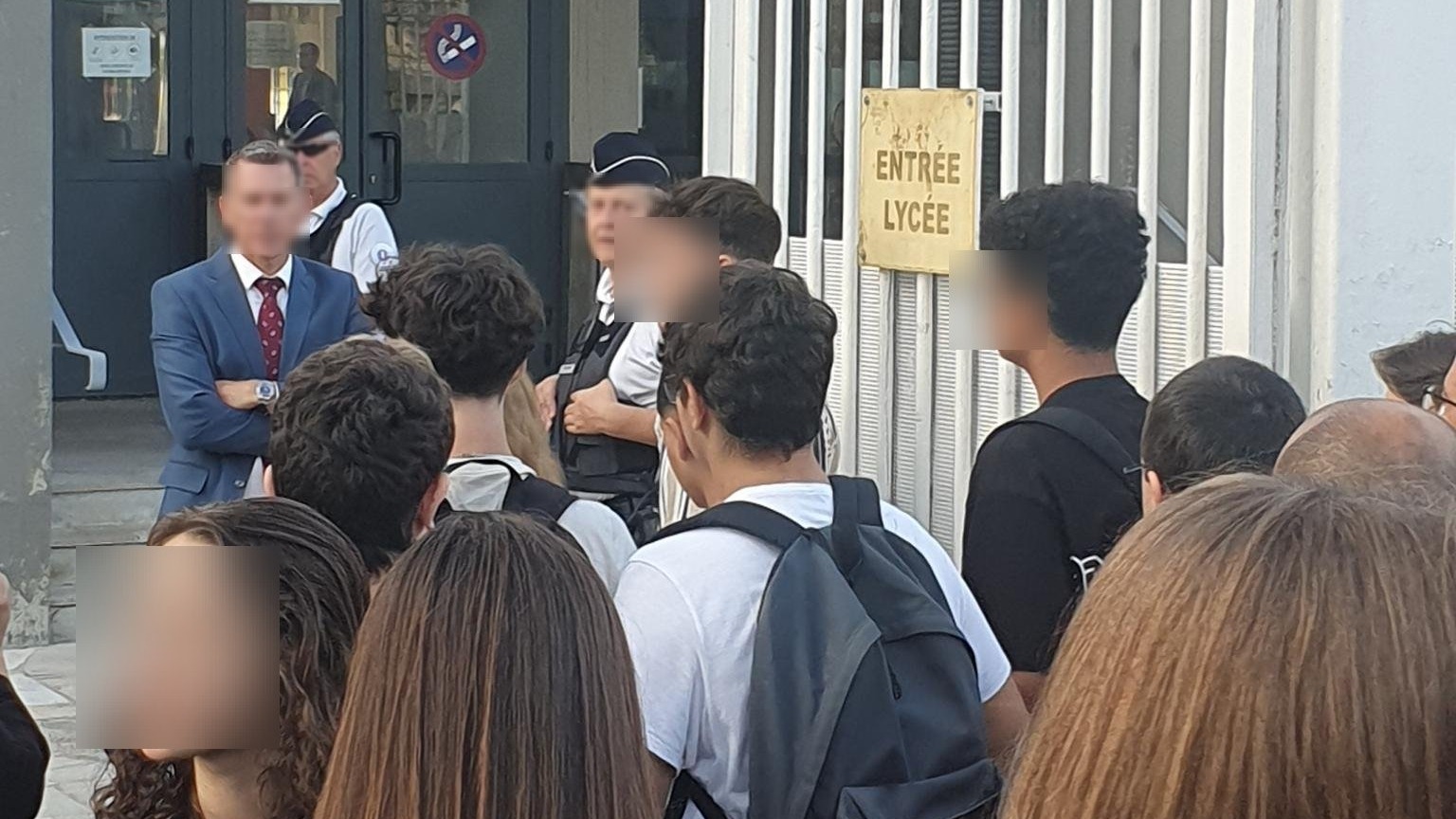 Avignon : la présence policière devant un lycée n’était pas liée à l’abaya, dément la préfecture