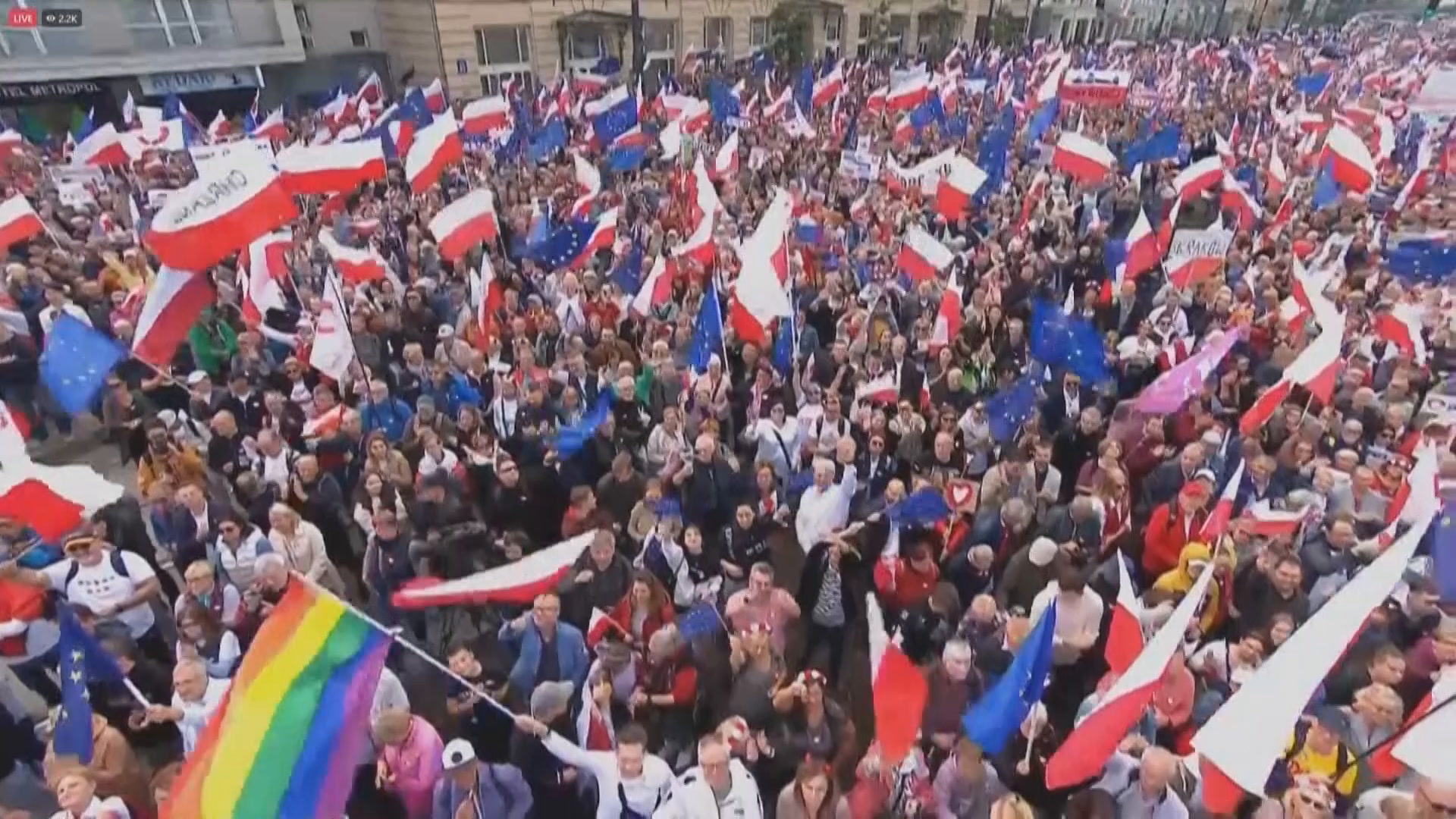 Pologne : 500 000 personnes manifestent contre le gouvernement à Varsovie