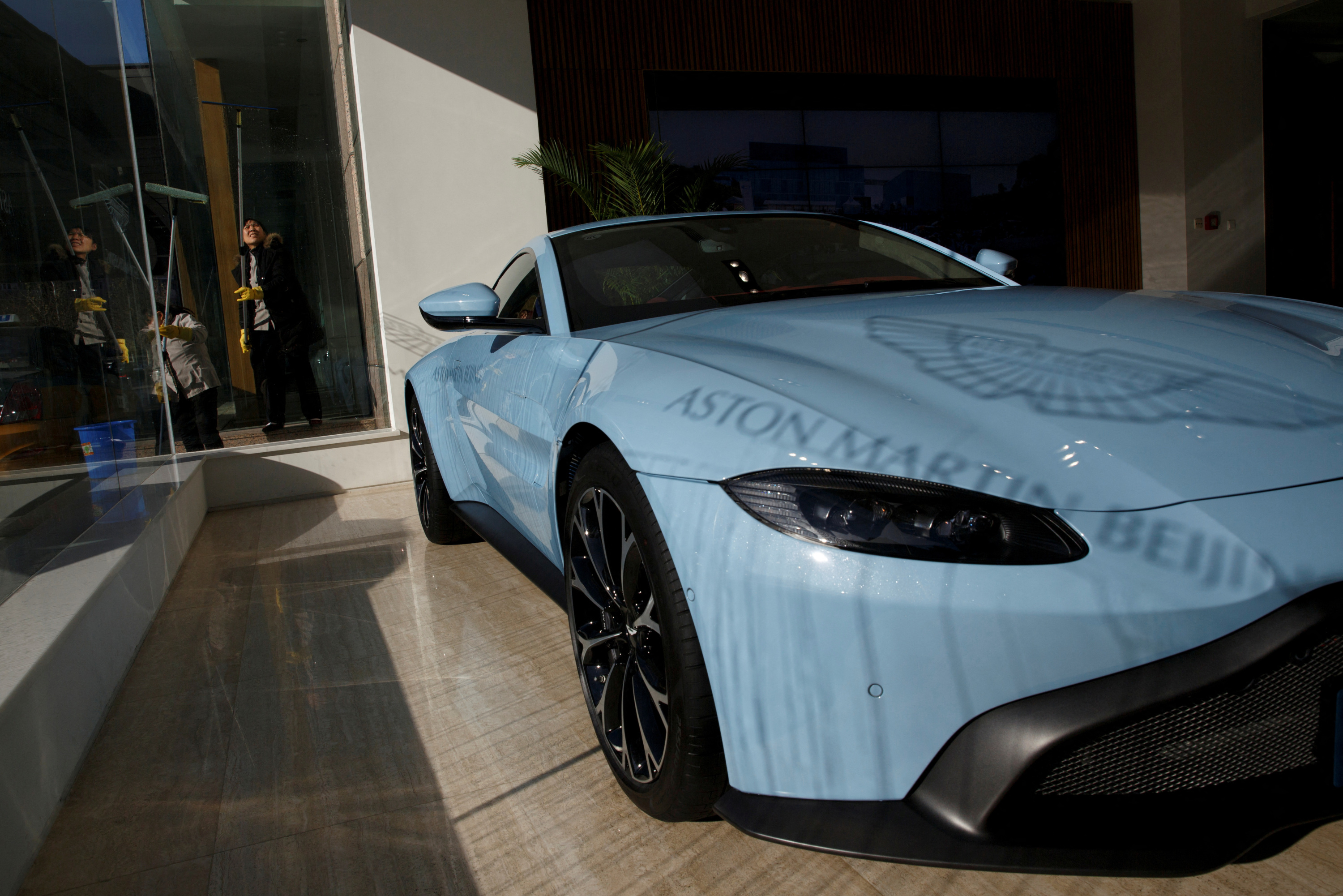 L'industrie c'est fou] Aston Martin commercialise un simulateur de course  au prix d'une