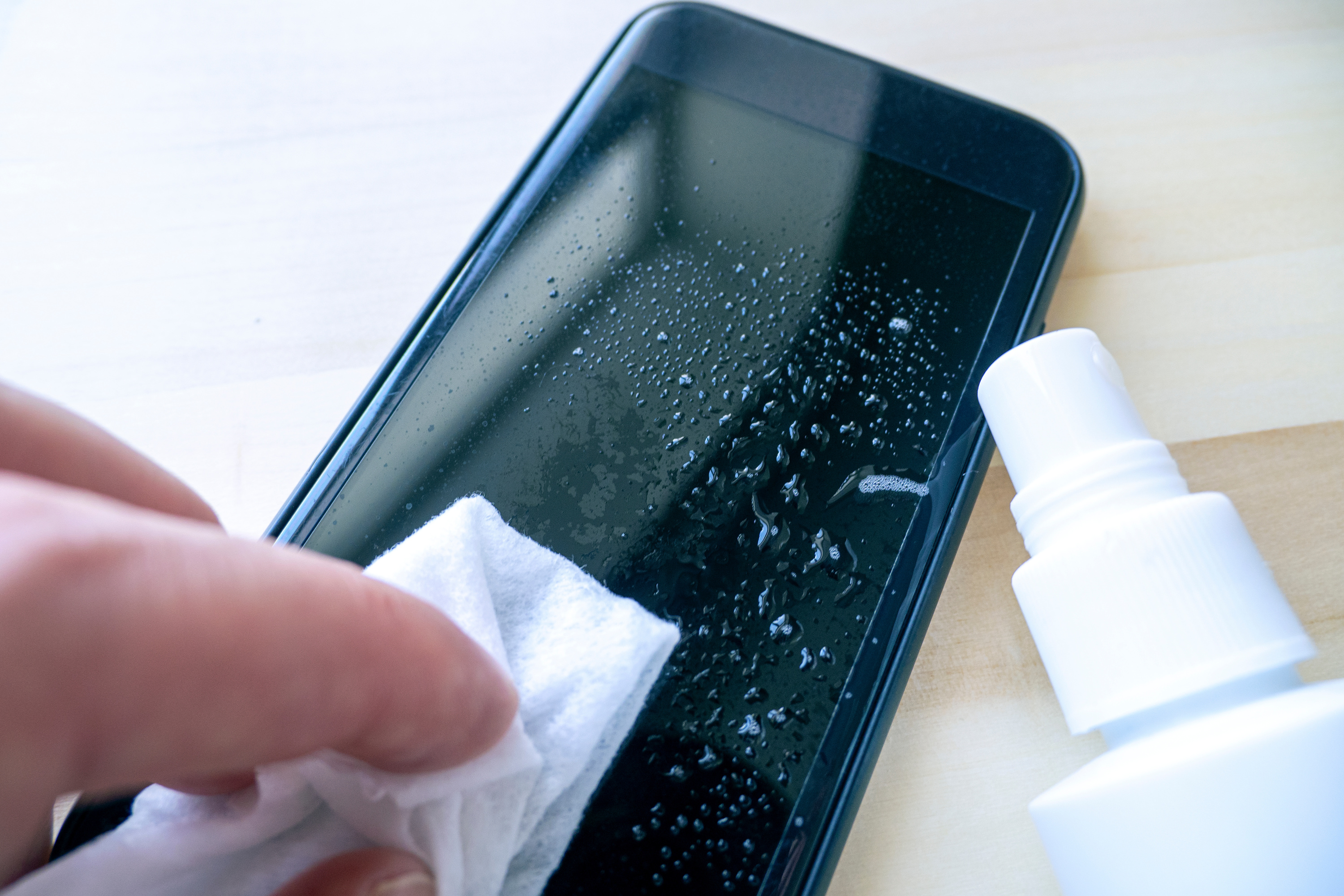 Smartphone, tablette, ordinateur : comment nettoyer vos écrans ?