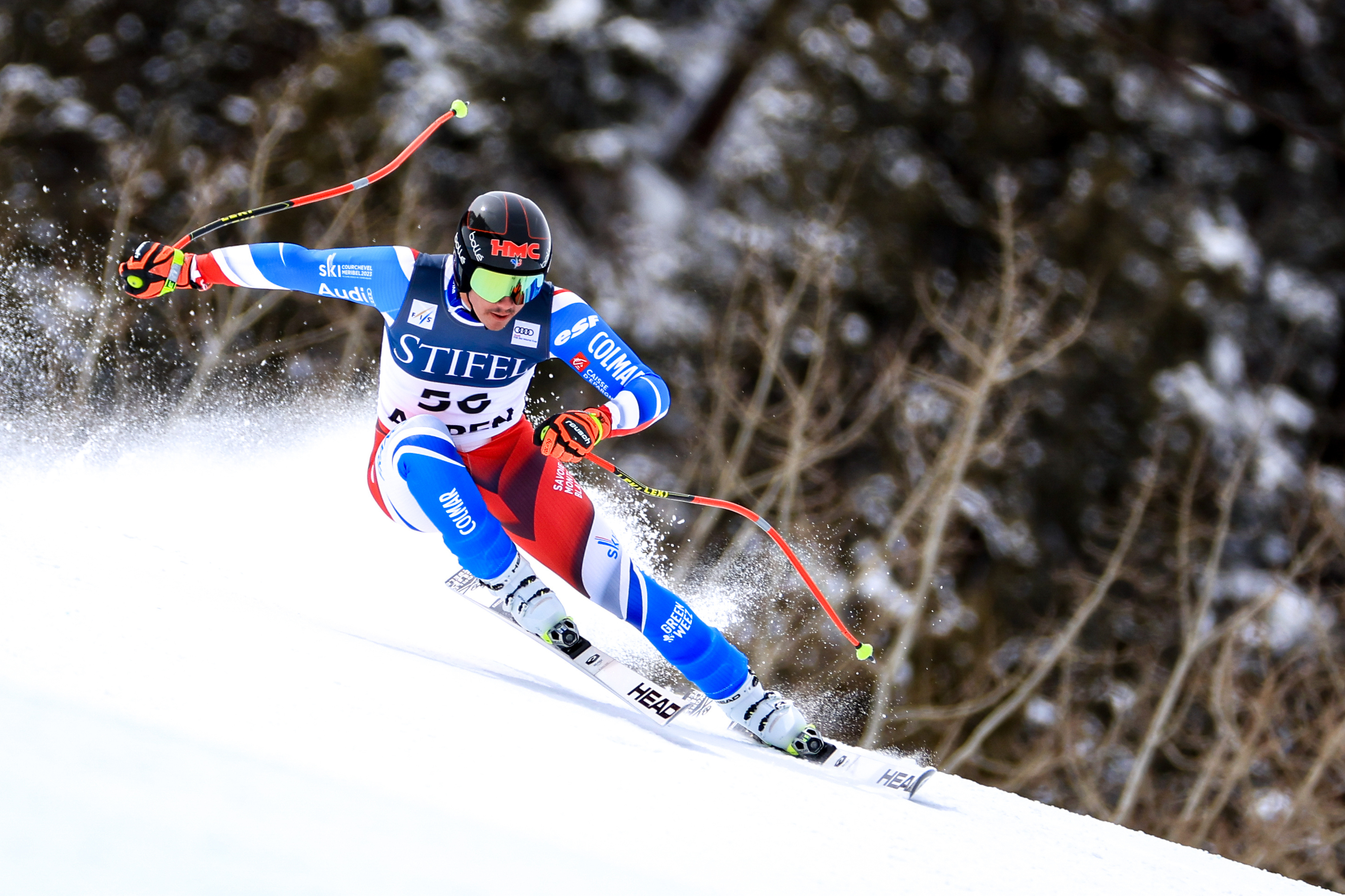 L'homme En Tenue De Ski Alpin Professionnel Suspendu à Partir De La  Montagne La Plus Enneigée