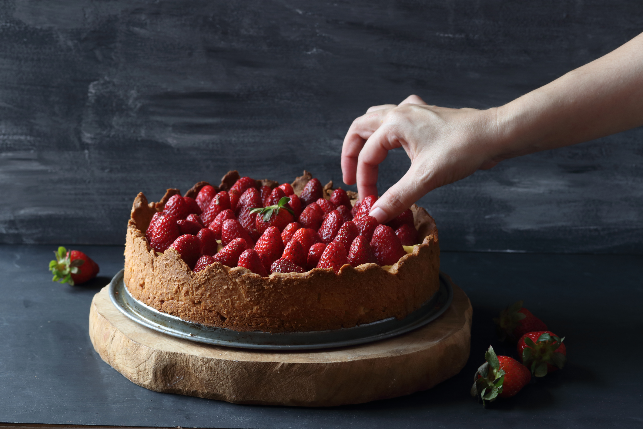 Apporter une tarte aux fraises à un dîner cache-t-il un message libertin ?