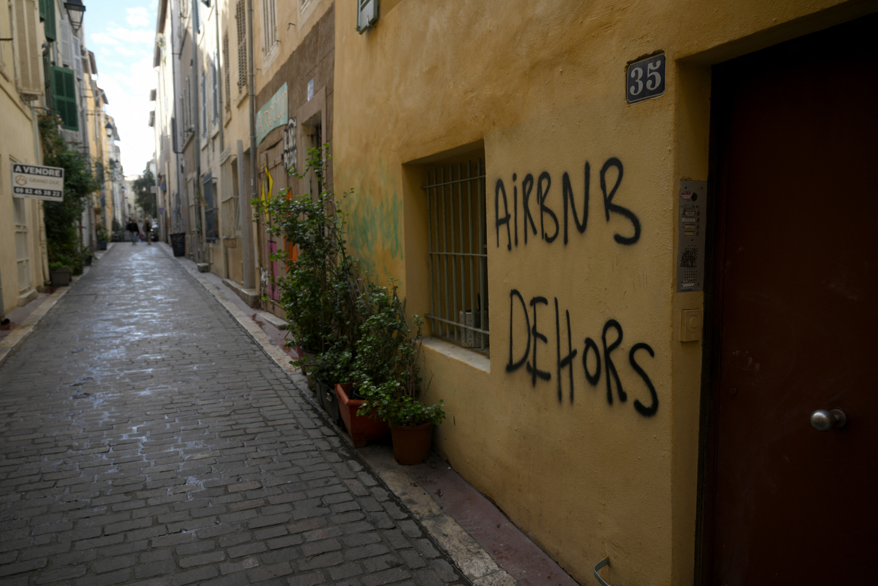 Lille: la ville fait la chasse aux boîtes à clés Airbnb