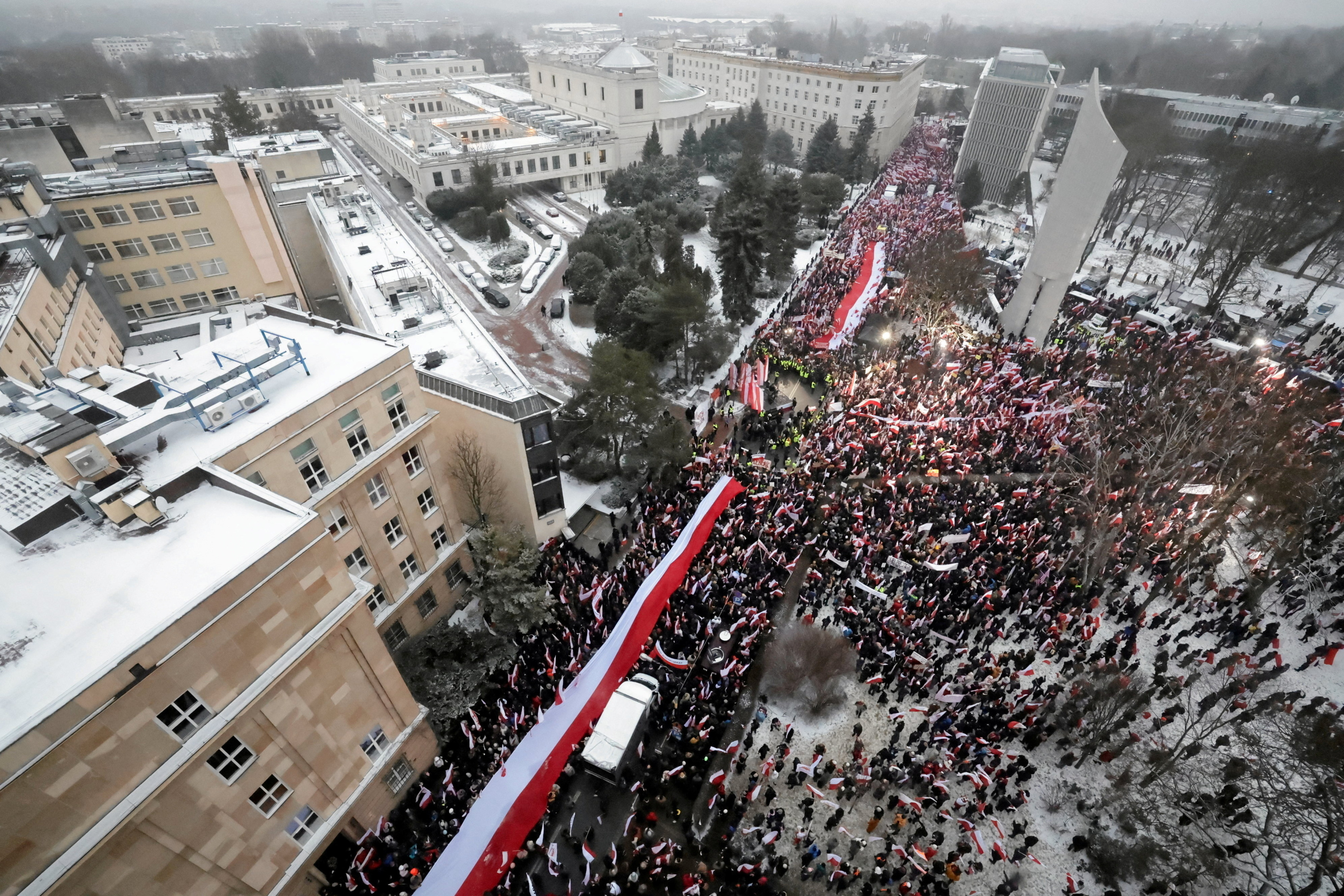 Pologne : Manifestation massive à Varsovie contre le gouvernement
