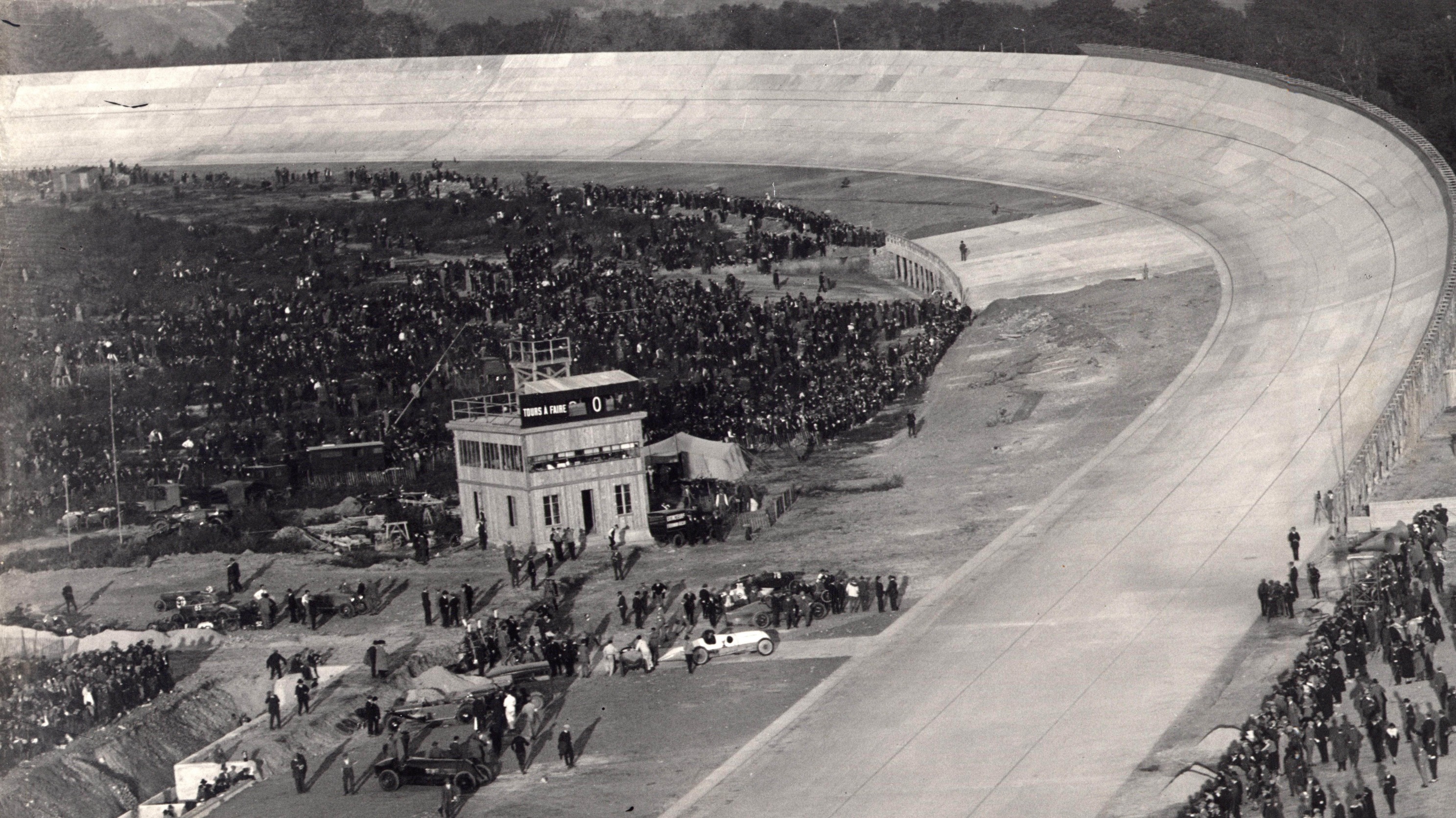 Les secrets de l'autodrome de Montlhéry, la piste de tous les records depuis 100 ans