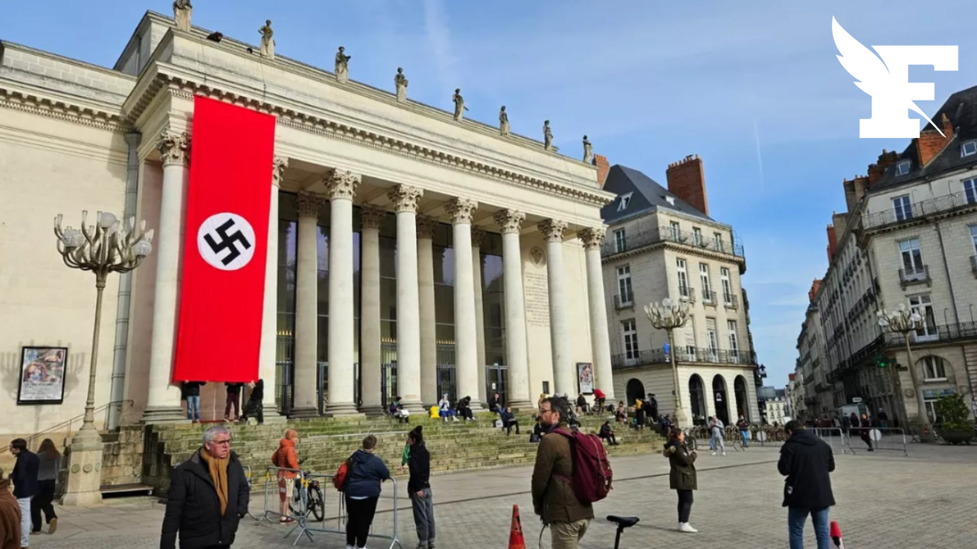 Nantes : pourquoi des drapeaux nazis ont-ils été hissés sur des monuments du centre-ville ?