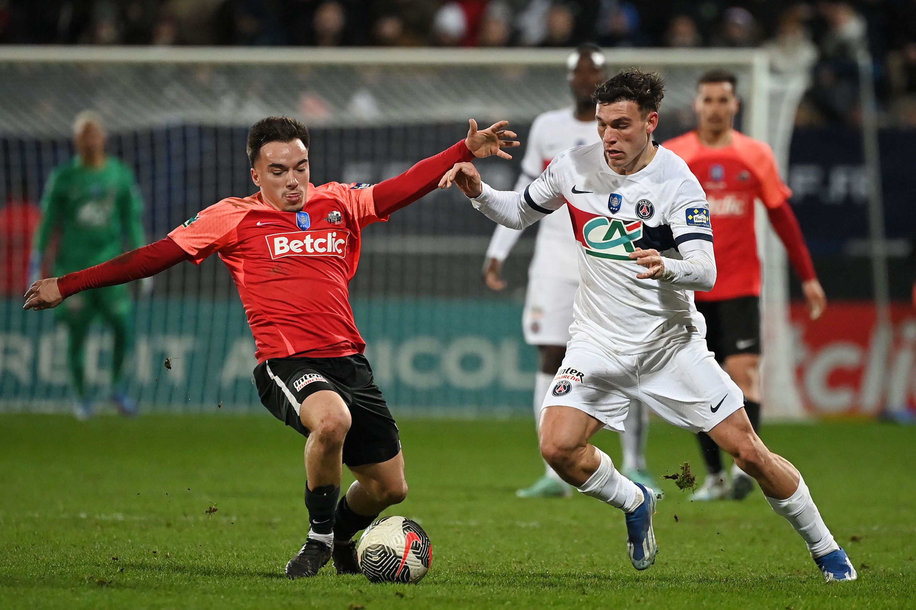 Ligue 1 : le PSG avec Ugarte, Kolo Muani et Beraldo à Strasbourg, Vieira donne sa chance à Bellaarouch dans les buts