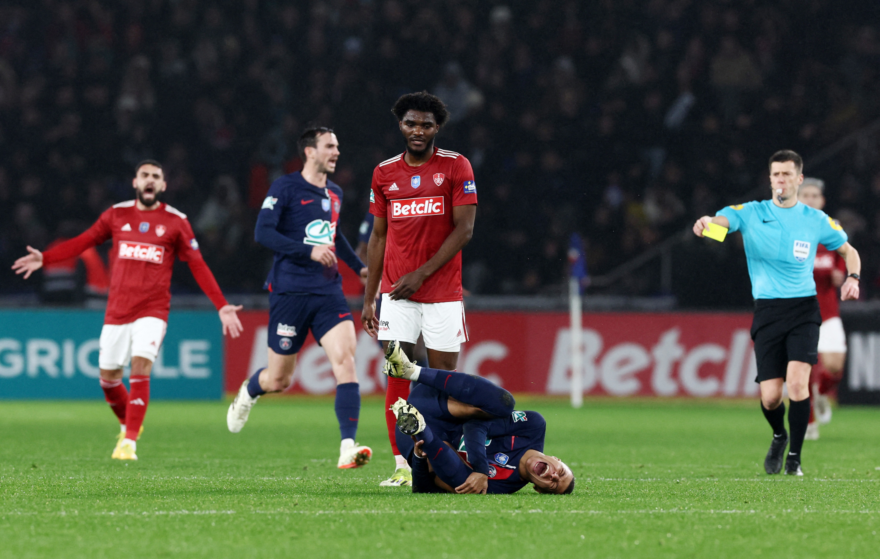 PSG grosse frayeur pour la cheville de Mbapp plus de peur que