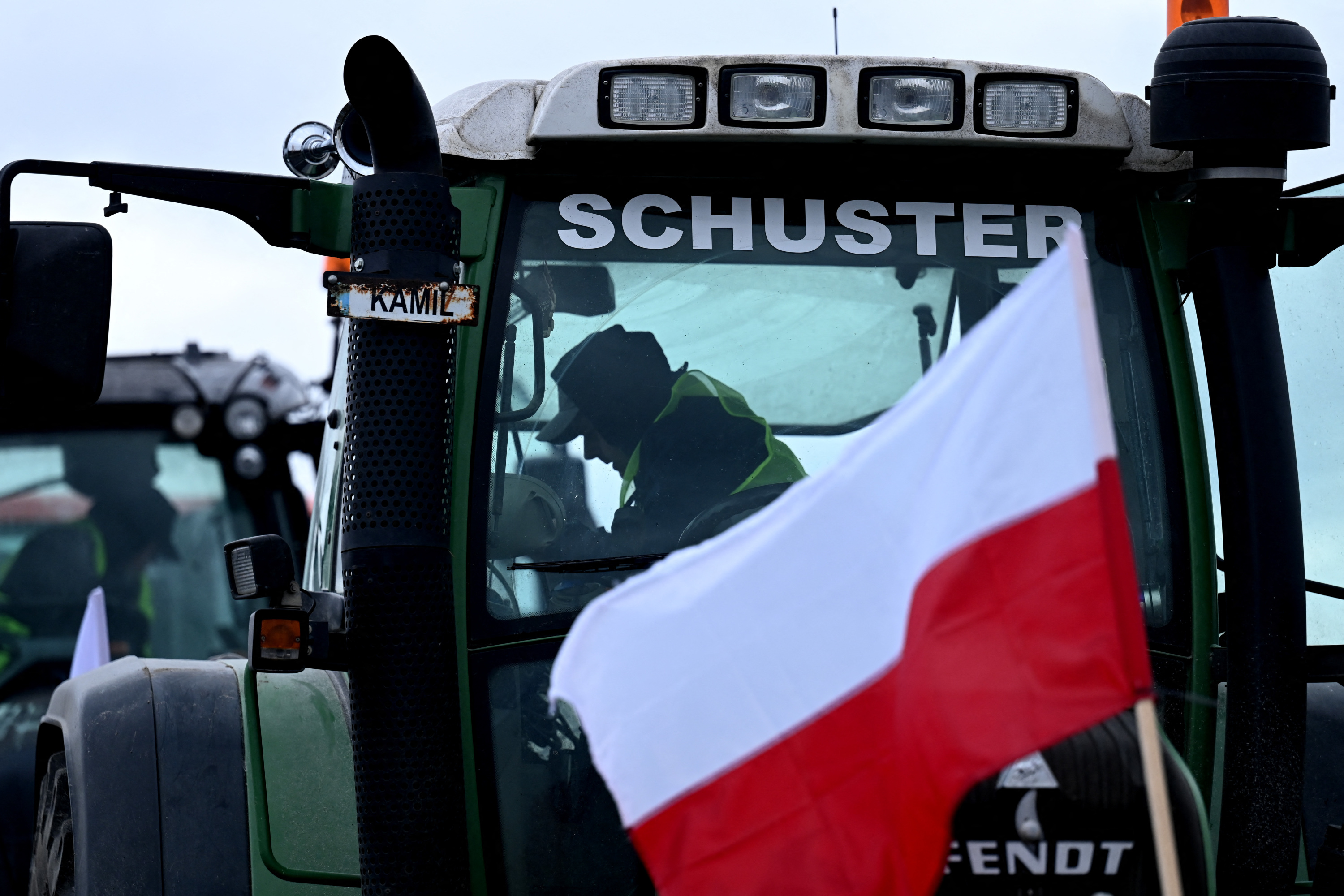 Les agriculteurs polonais déversent des céréales ukrainiennes, Kiev en colère