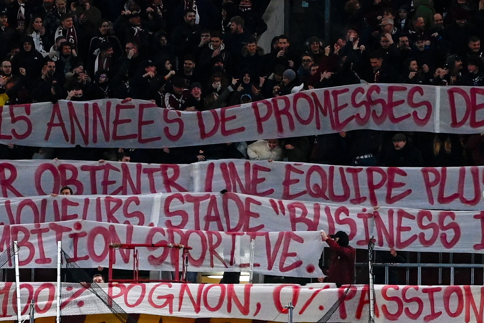 Ligue 1 : en colère, les supporters de Metz investissent la pelouse de Saint-Symphorien (vidéo)