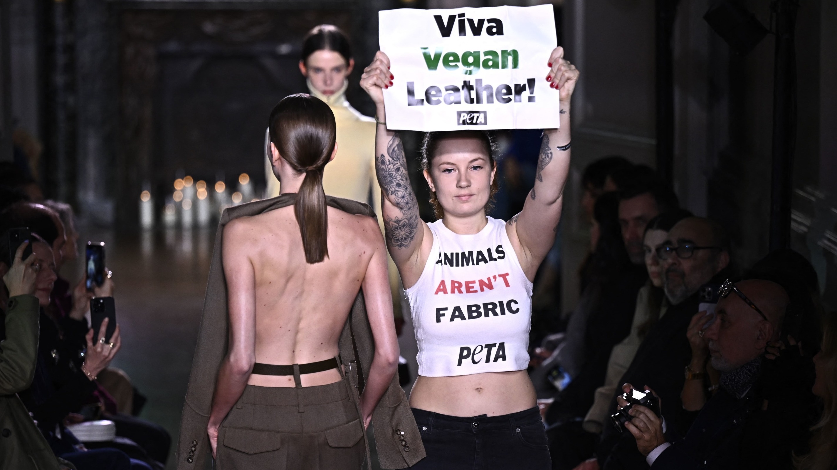 Vive le cuir vegan : en vidéo, des militantes de la Peta infiltrent le défilé de Victoria Beckham à Paris
