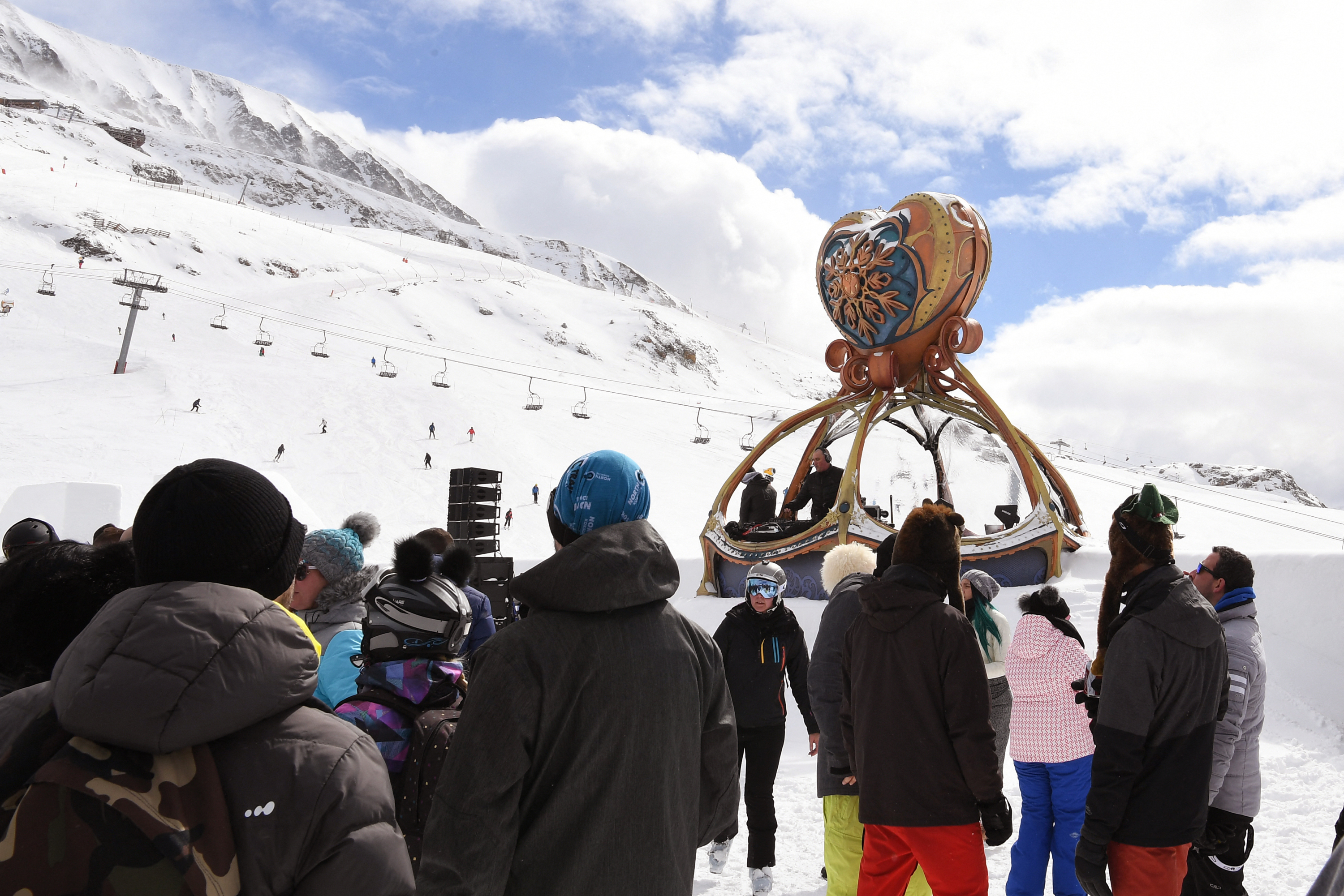 La montagne n'est pas à vendre : à l'Alpe d'Huez, l'impact écologique du festival Tomorrowland winter critiqué