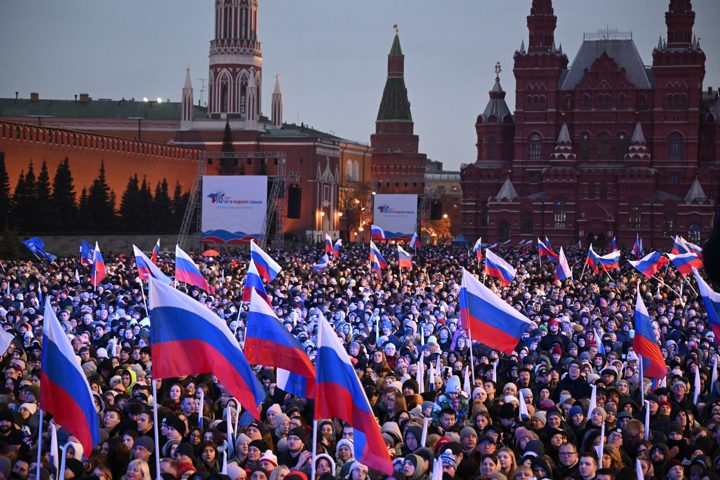 Musique pop, drapeaux géants et hourras... Une foule de partisans a célébré la réélection de Vladimir Poutine
