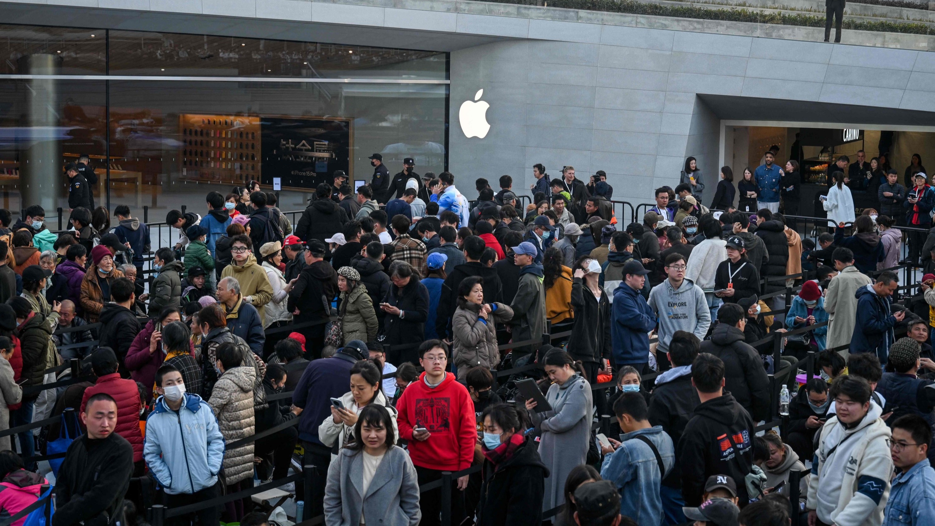 En Chine, des fans d’Apple doublés par des retraités en quête de cadeaux à l’inauguration d’un magasin