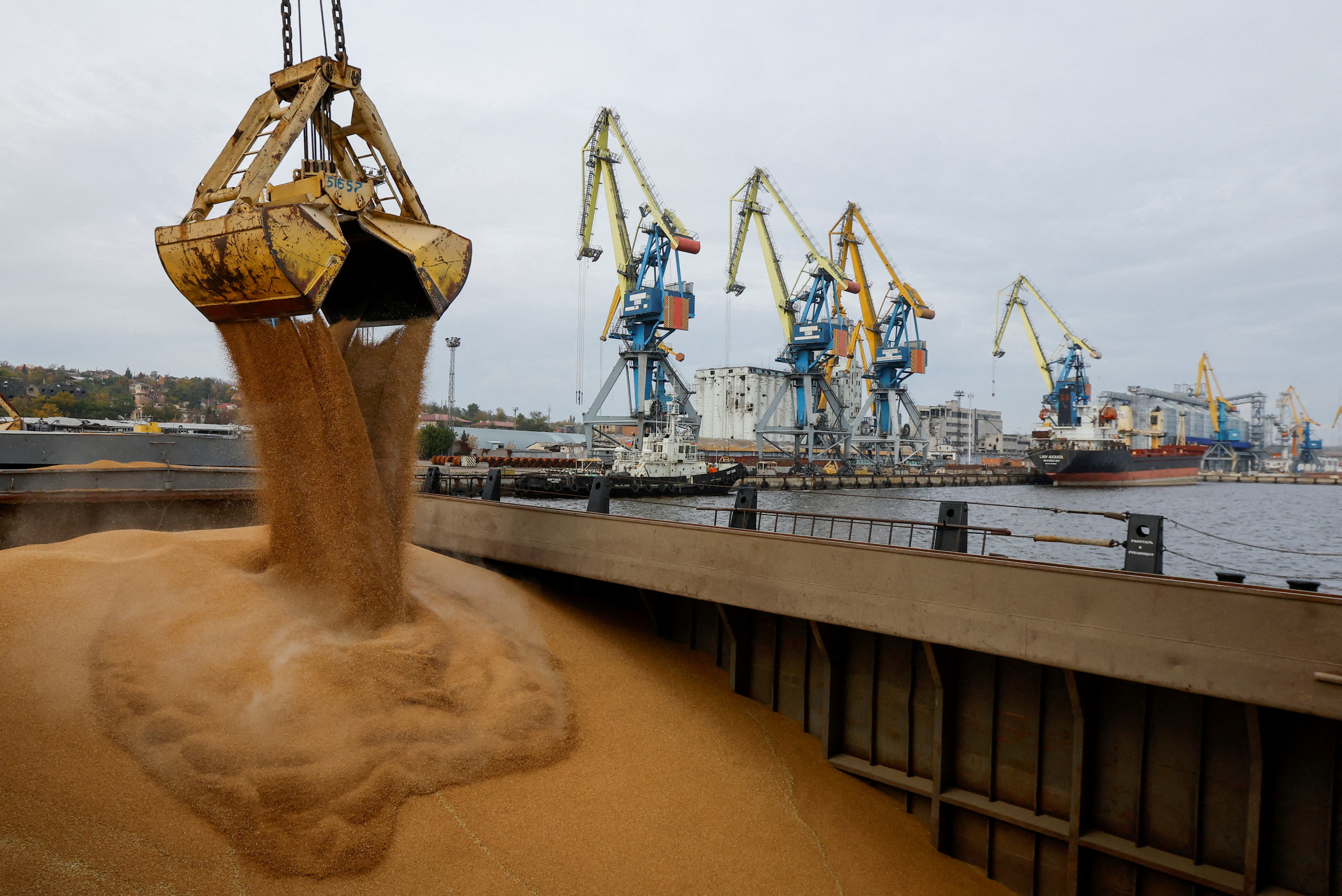 L’Union européenne pourrait taxer les importations de céréales russes, propose la Commission