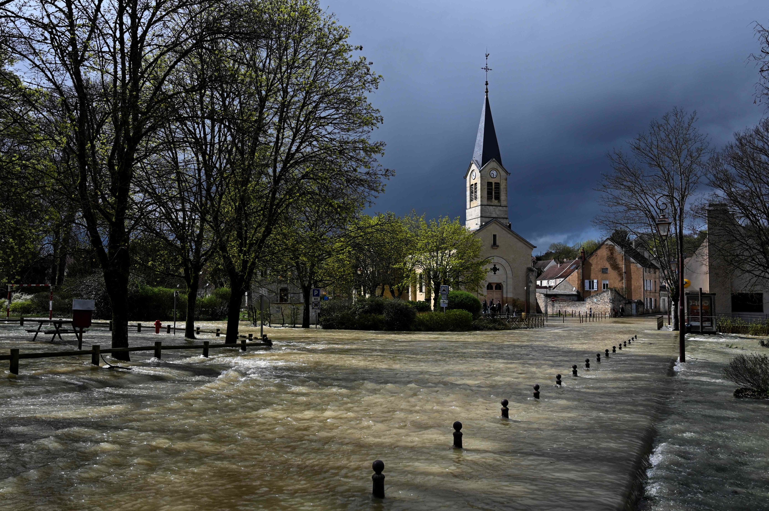 Champs et routes inondées : les images impressionnantes des crues en Bourgogne et dans le Centre-Val de Loire