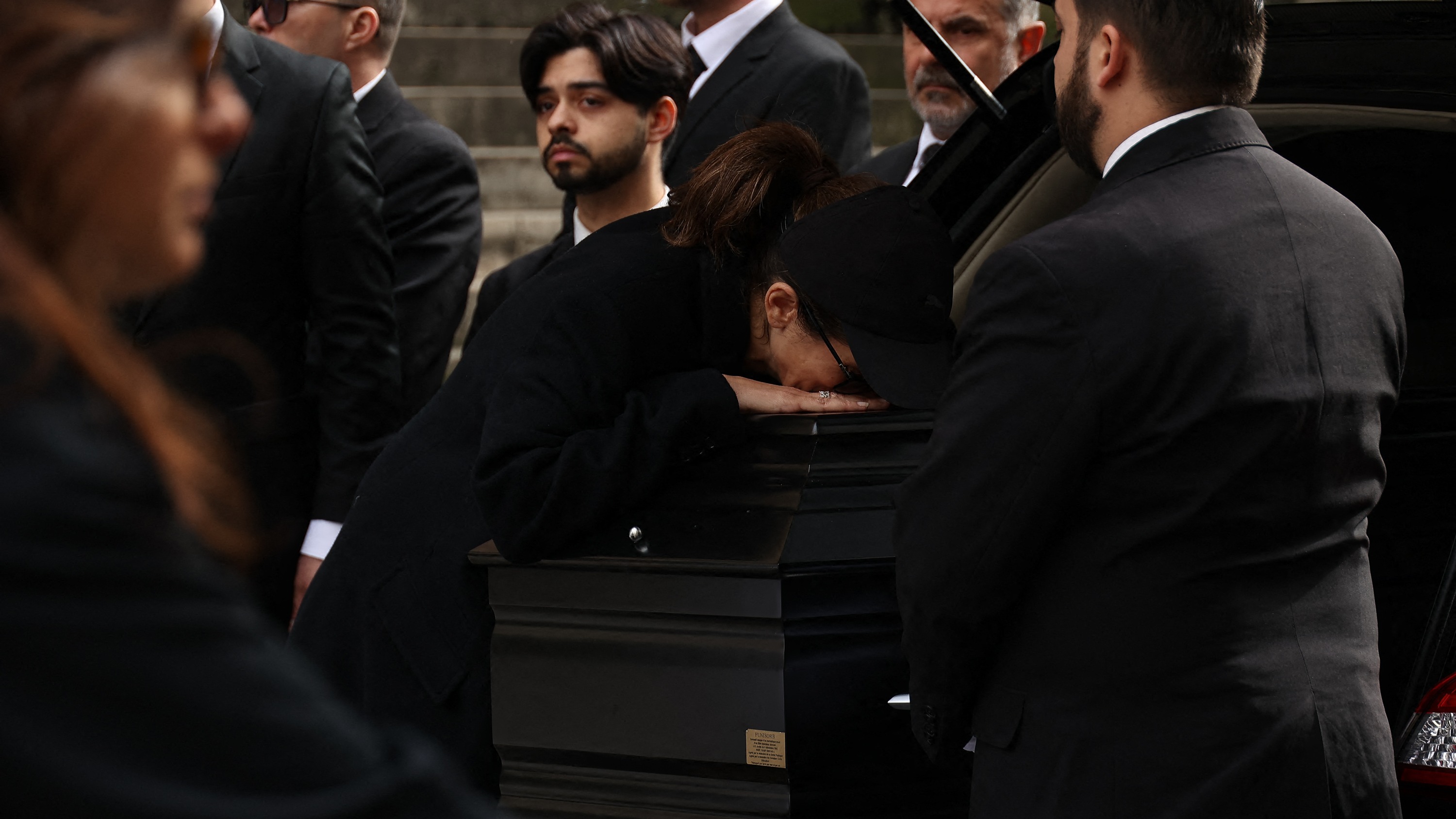 Le dernier adieu déchirant de Maïwenn à l'amour de sa vie Jean-Yves Le Fur, lors de ses funérailles à Paris