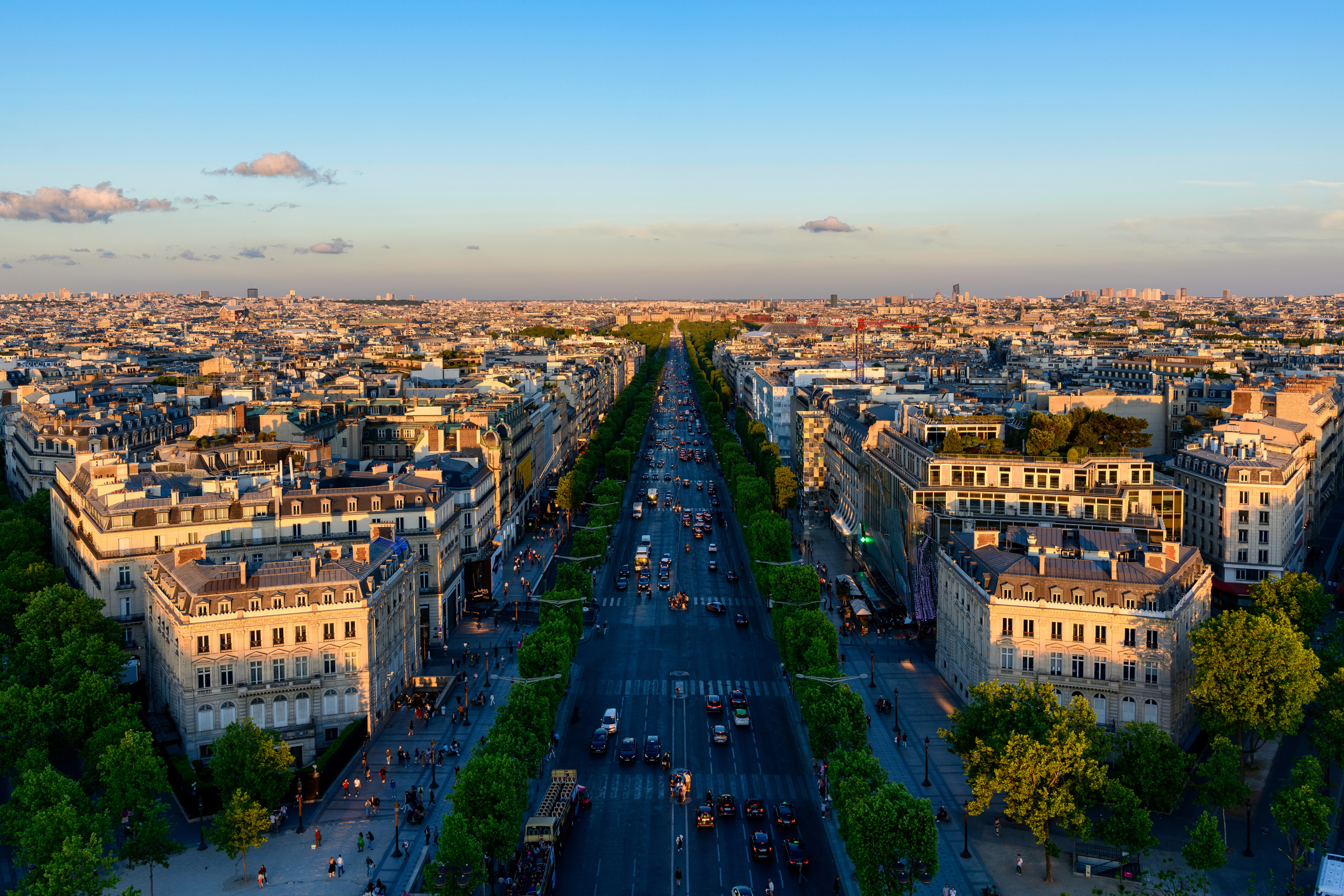 Je n’y mets plus les pieds... Boudés par les Parisiens, les Champs-Elysées restent une vitrine prisée des touristes