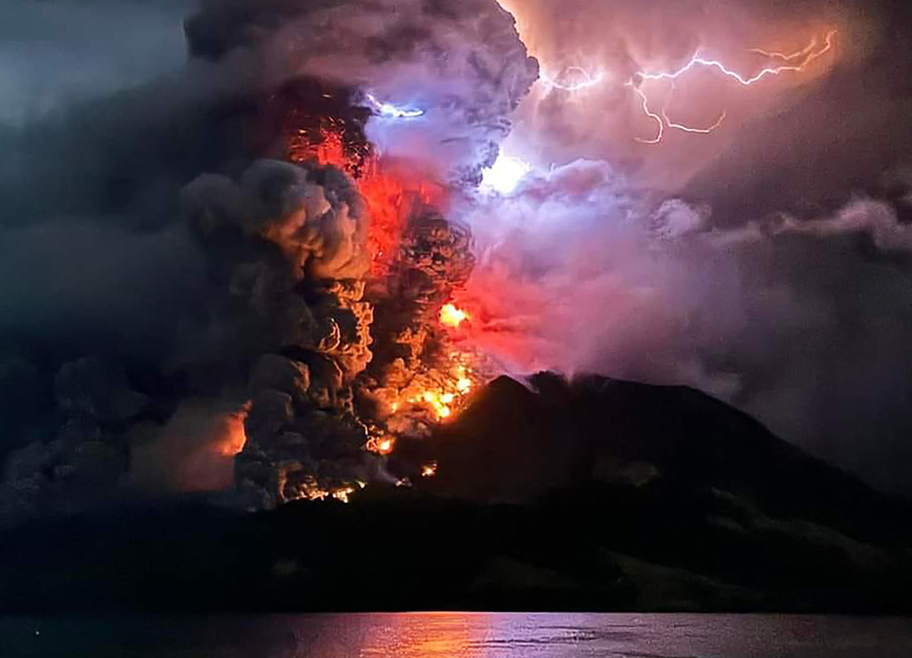 Indonésie: l’éruption spectaculaire d’un volcan entraîne la fermeture d’un aéroport et des évacuations