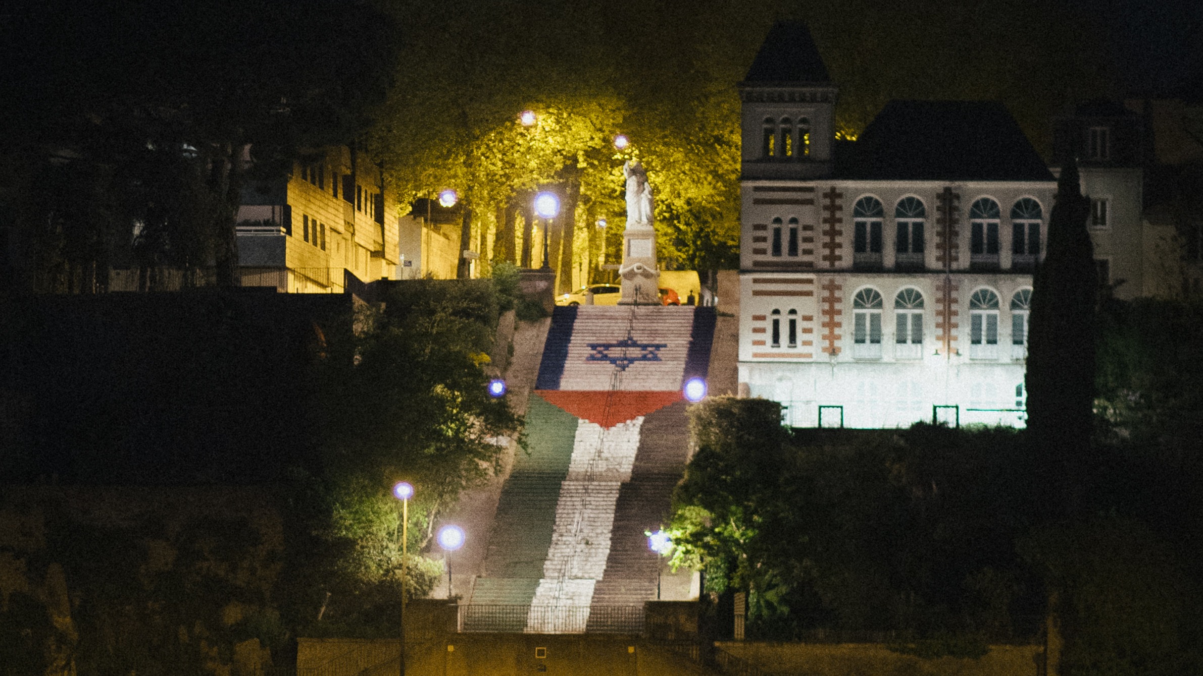 Nantes : le drapeau israélien peint au-dessus de celui de la Palestine sur un escalier devenu emblématique