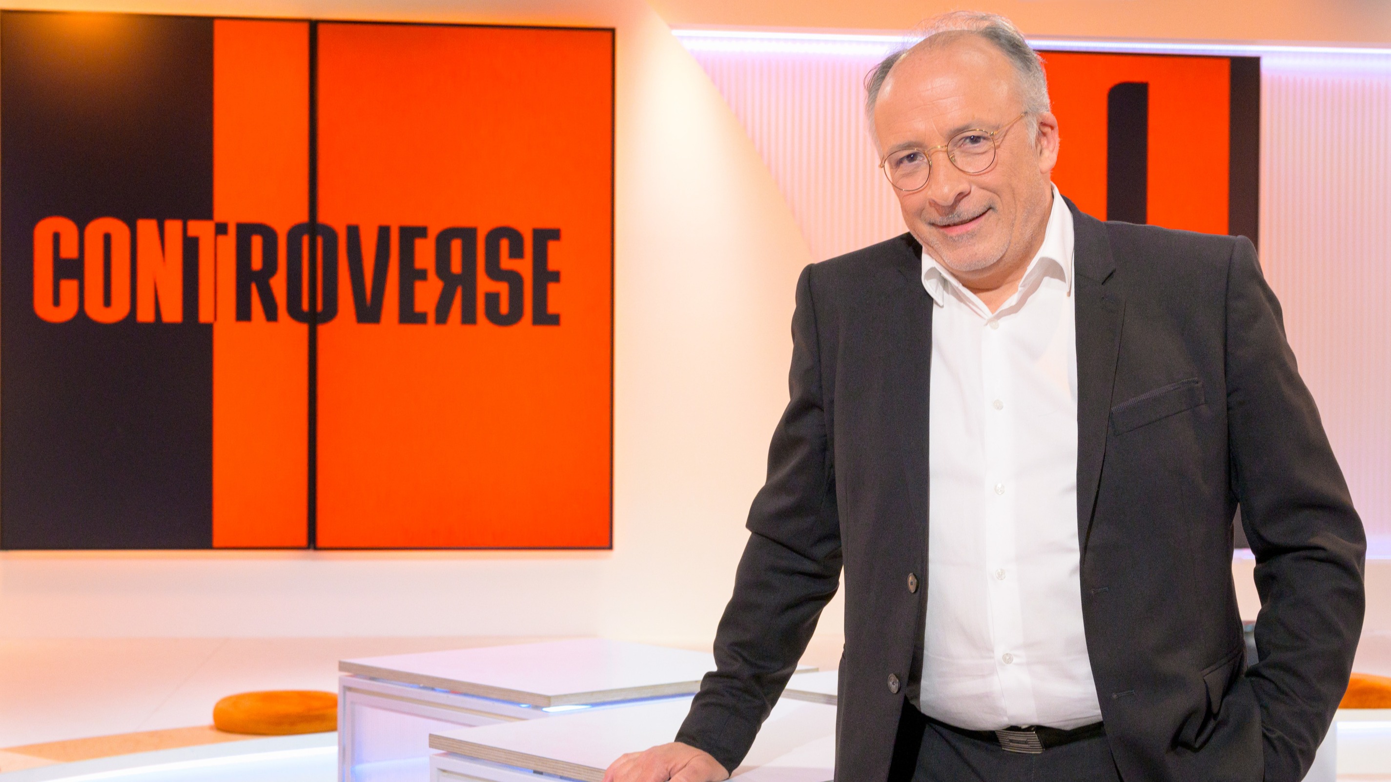 Débat garanti sans clash : pourquoi il faut regarder Controverse, la nouvelle émission d’Yves Thréard